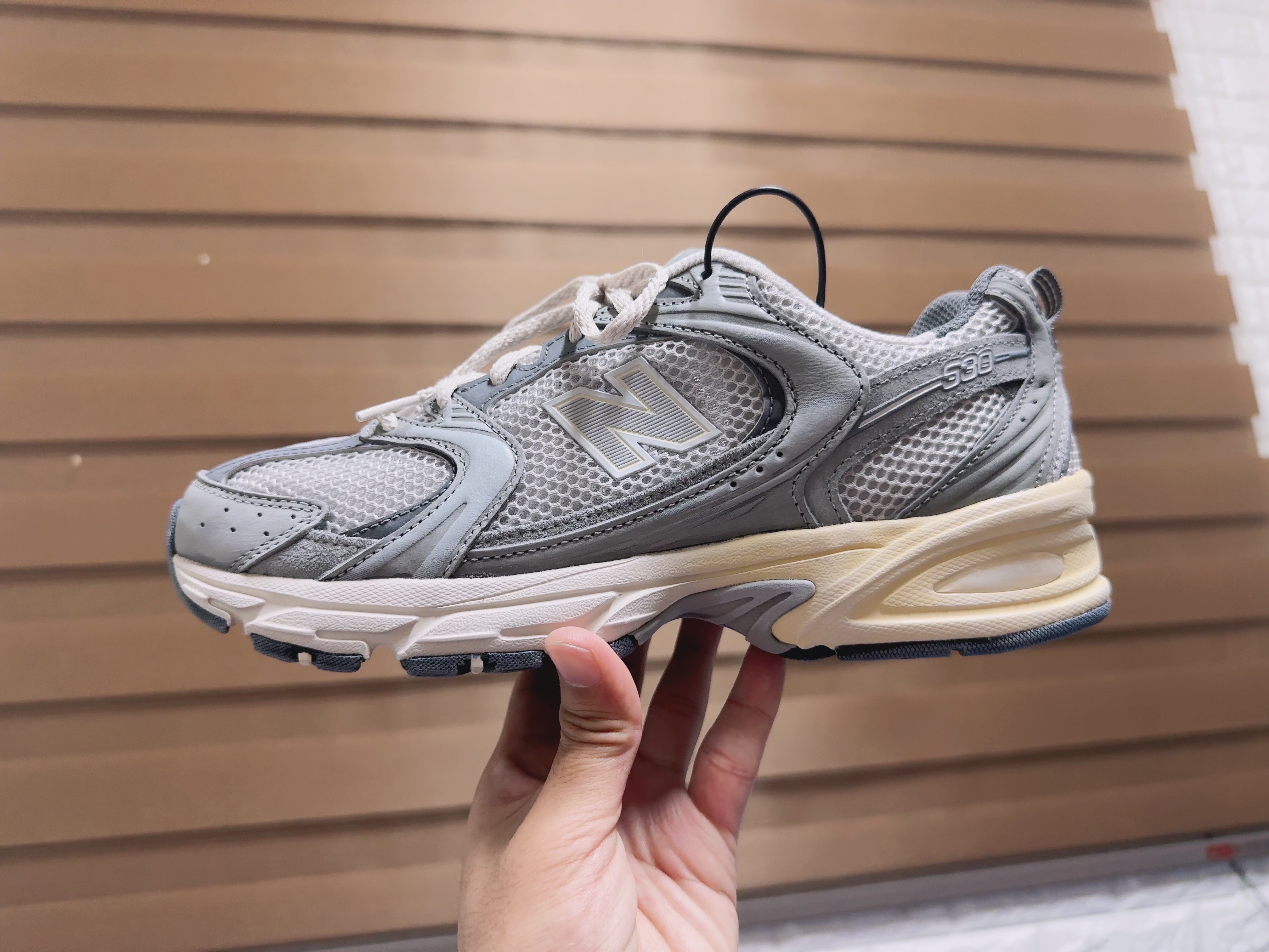 New Balance 530 Premium Vintage Grey Matter 착용 스타일 - 2
