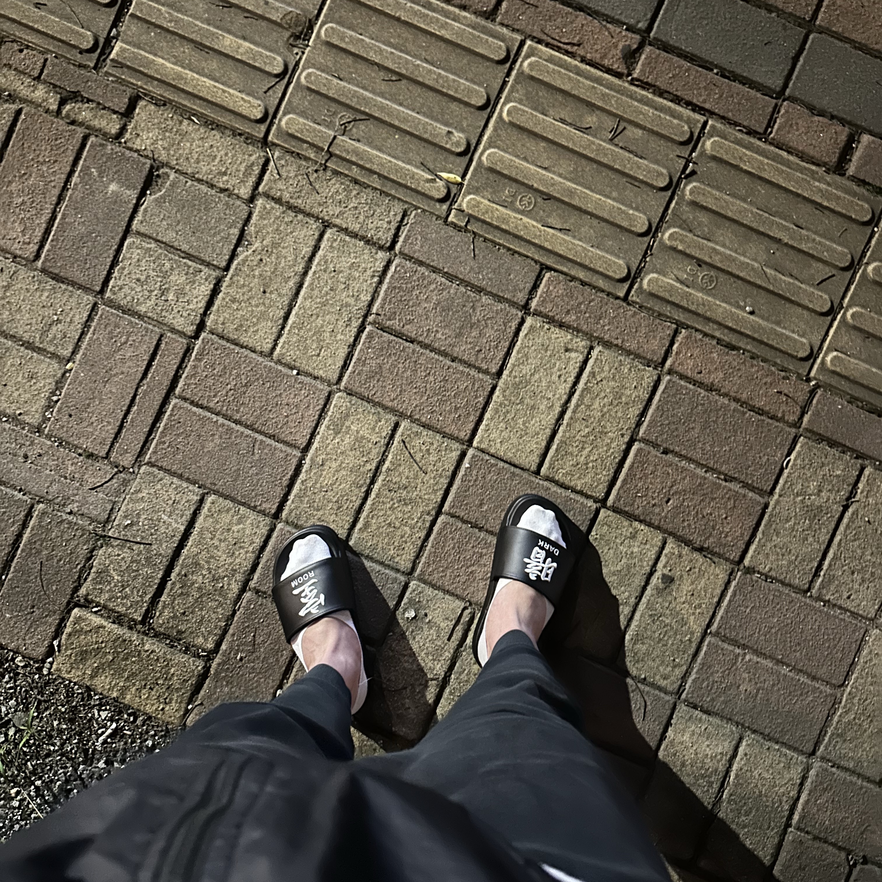 Darkr8m Studio Slides Black 착용 스타일