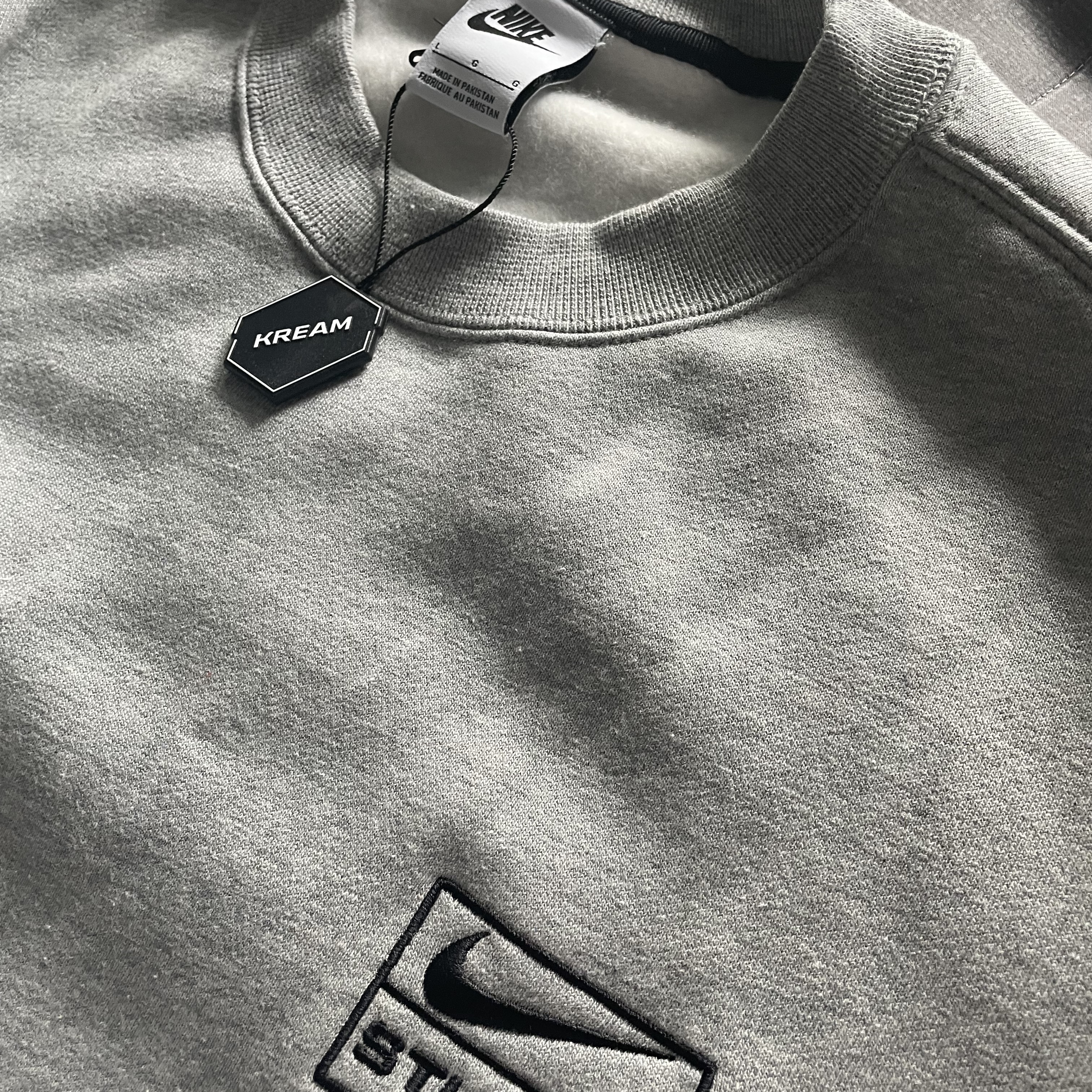 Nike x Stussy NRG Fleece Crewneck Dark Grey Heather (DO9337-063) 착용 스타일