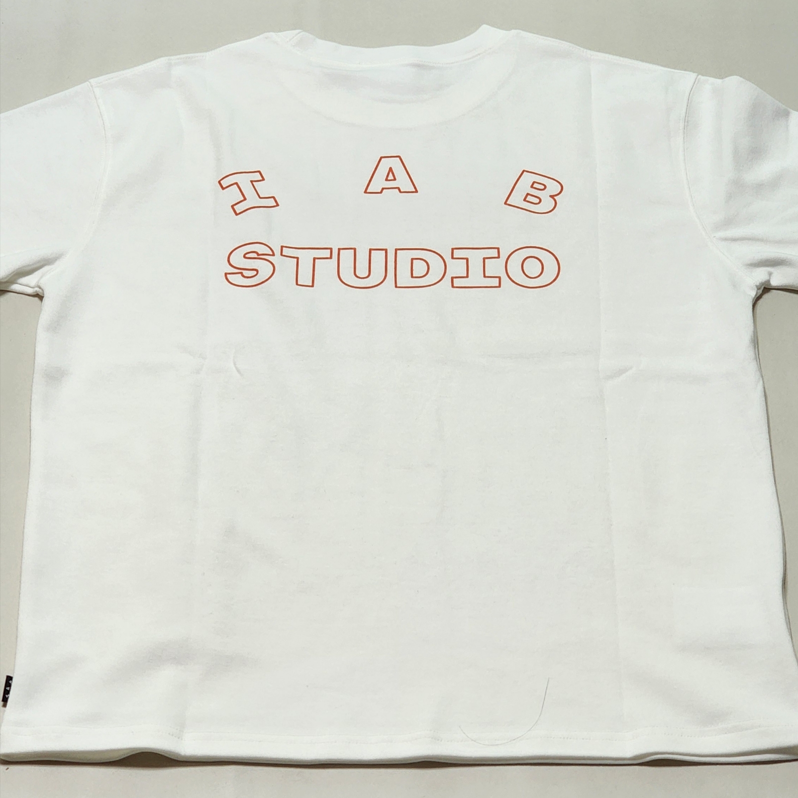 IAB Studio Line Logo T-Shirt White Orange 착용 스타일 - 2