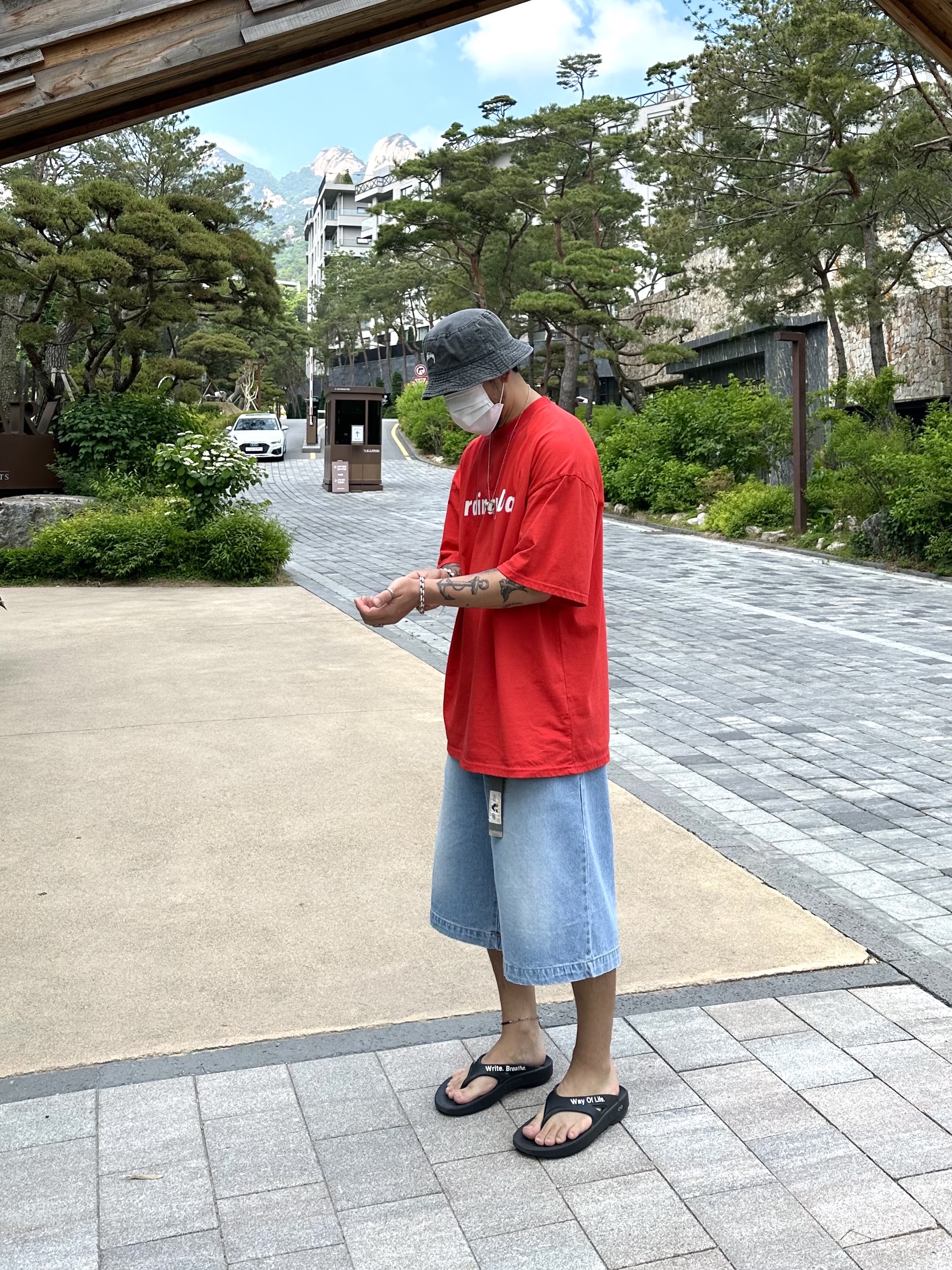 Stussy Washed Stock Bucket Hat Charcoal, Oofos x Takahiromiyashita The Soloist The Soloist's Way Of Life Flip-Flop Black White 착용 스타일 - 3