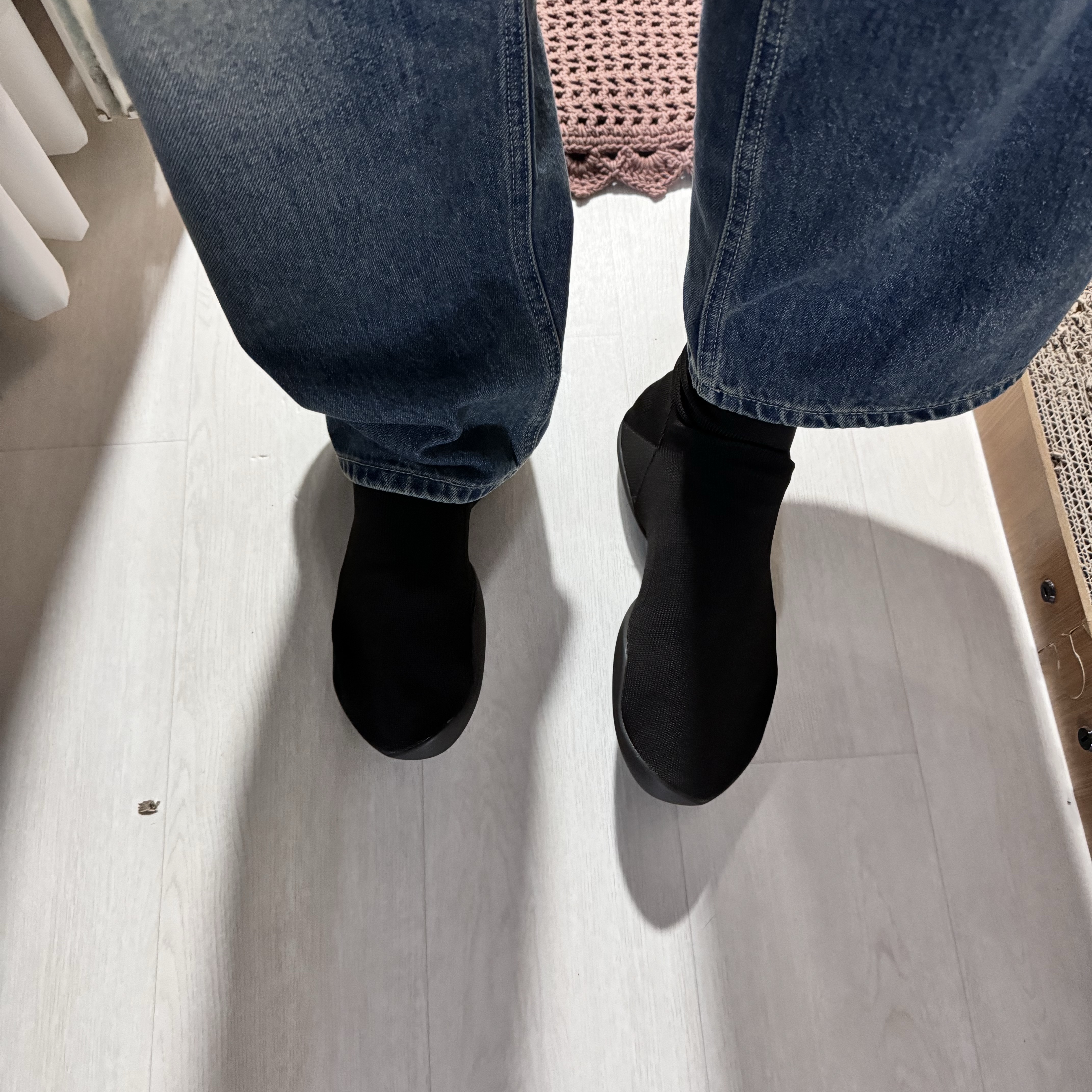 Yeezy YZY Pods Black 착용 스타일