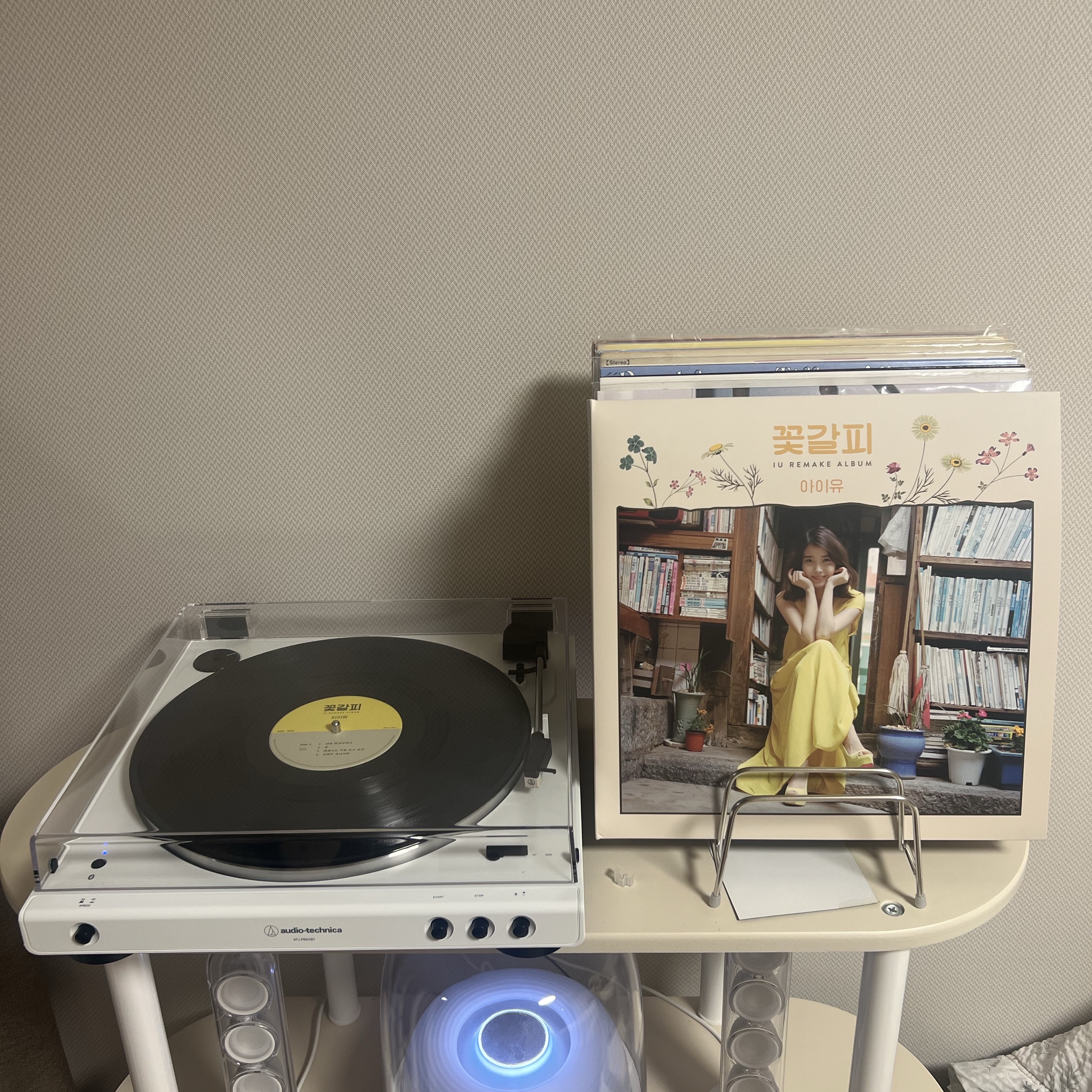 IU Remake Album A Flower Bookmark (Edam Ver.) LP, Audio-Technica AT-LP60XBT Automatic Belt Drive Wireless Bluetooth Turntable White (Korean Ver.) 착용 스타일
