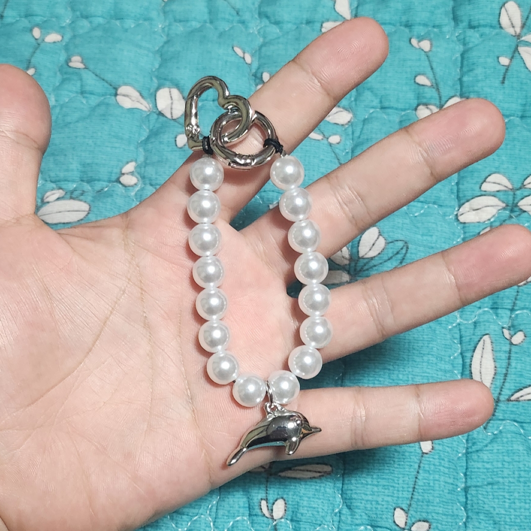 NewJeans Get Up Beads Keyring White, Human Made Military Card Case Black 착용 스타일 - 1