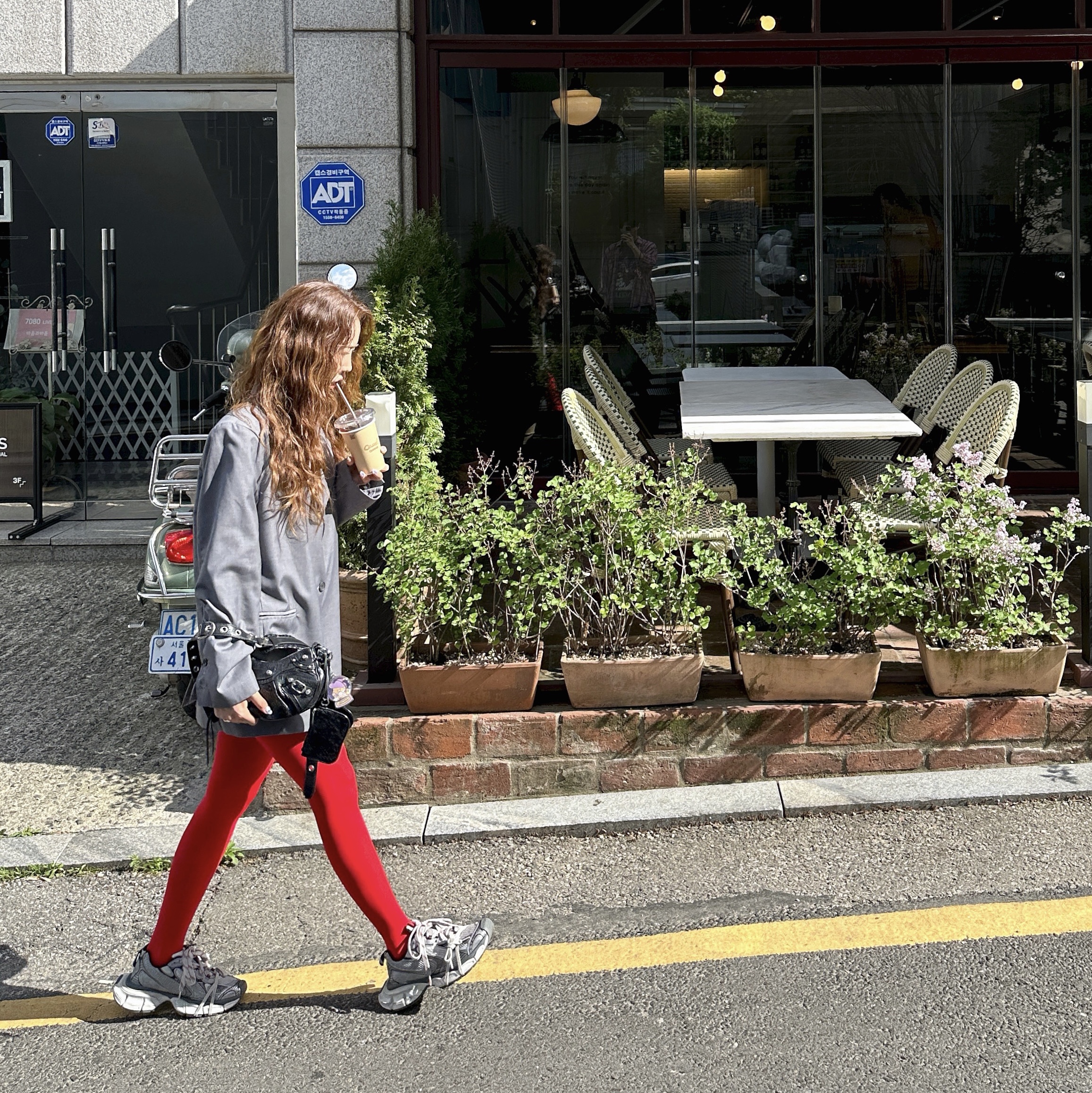 Balenciaga Arena Lambskin Le Cagole XS Shoulder Bag Black, (W) Balenciaga 3XL Sneakers Grey White Red 착용 스타일 - 3