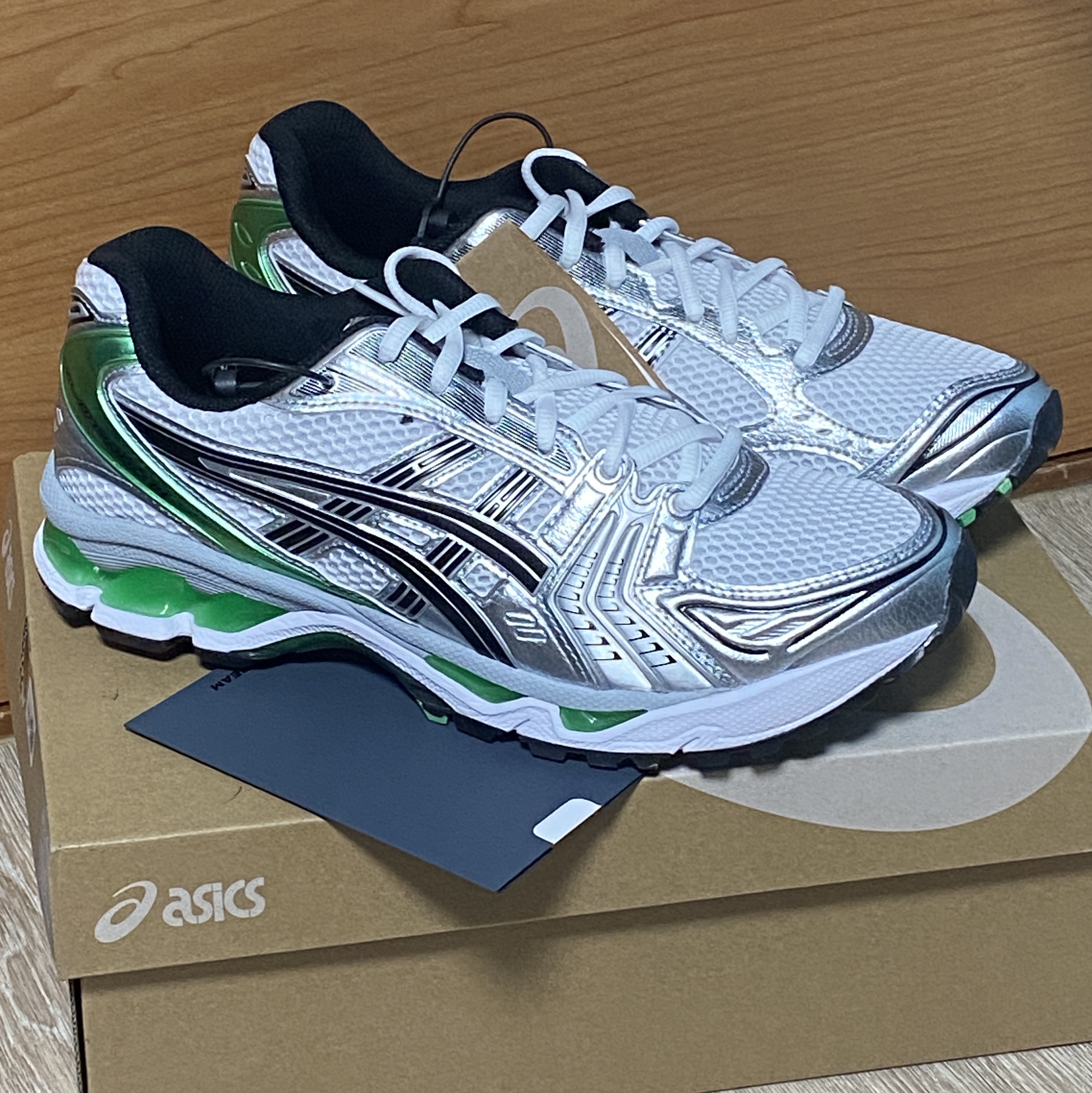 Asics Gel-Kayano 14 White Malachite Green 착용 스타일 - 1