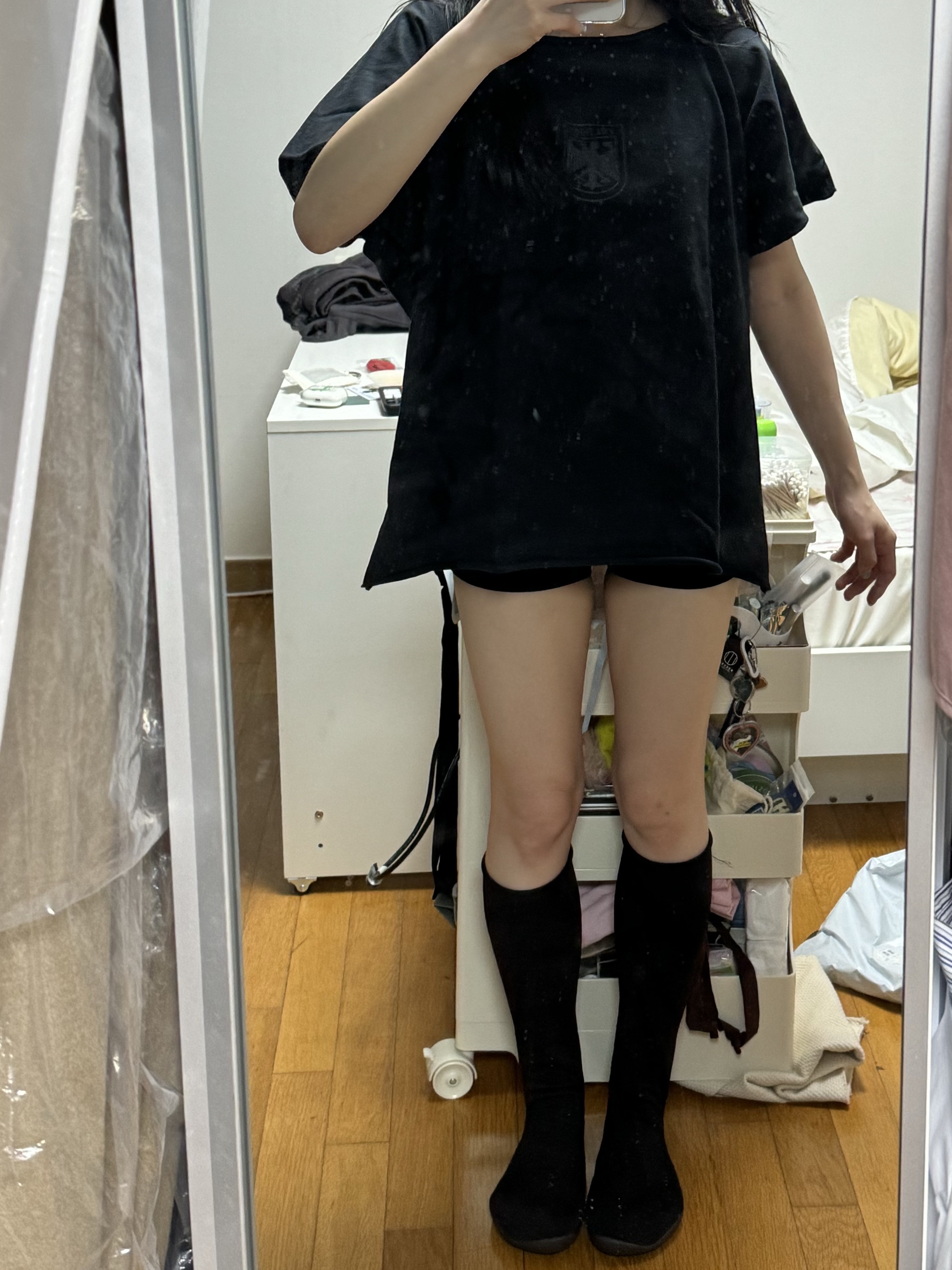 Yeezy YZY Pods Black, Yeezy Vultures Box T-Shirt Black 착용 스타일