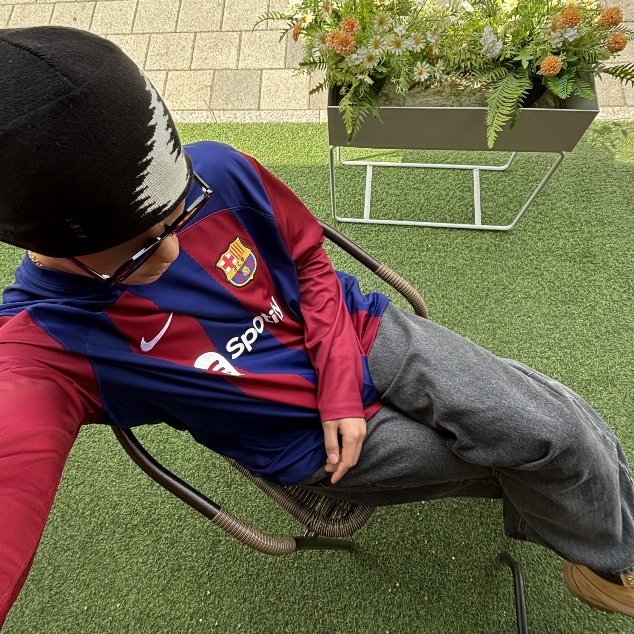Oakley x Piet Static Beanie Black, Nike FC Barcelona 2023/24 Dri-Fit Stadium Home Jersey Deep Royal Blue Noble Red (Non Marking Ver.) 착용 스타일 - 1