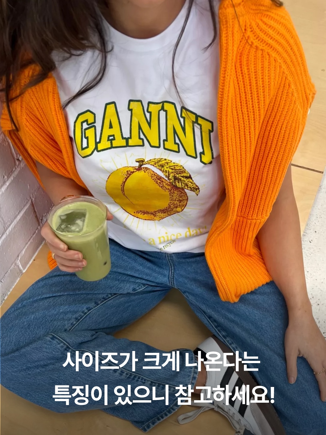 (W) Ganni Love Club T-Shirt Bright White Yellow, (W) Ganni Relaxed Cat Long Sleeve T-Shirt Bright White 착용 스타일 - 6