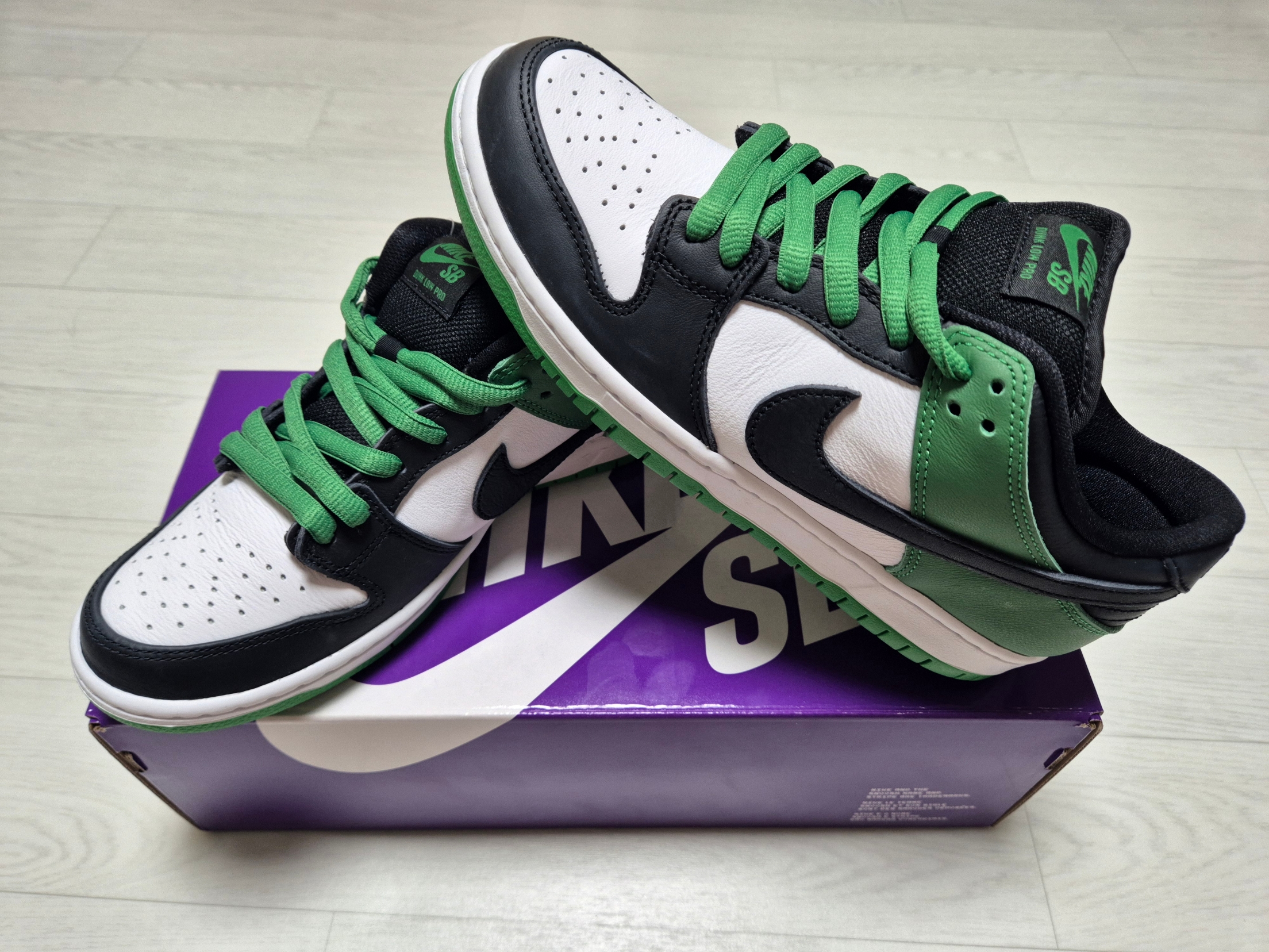 Nike SB Dunk Low Pro Black and Classic Green 착용 스타일