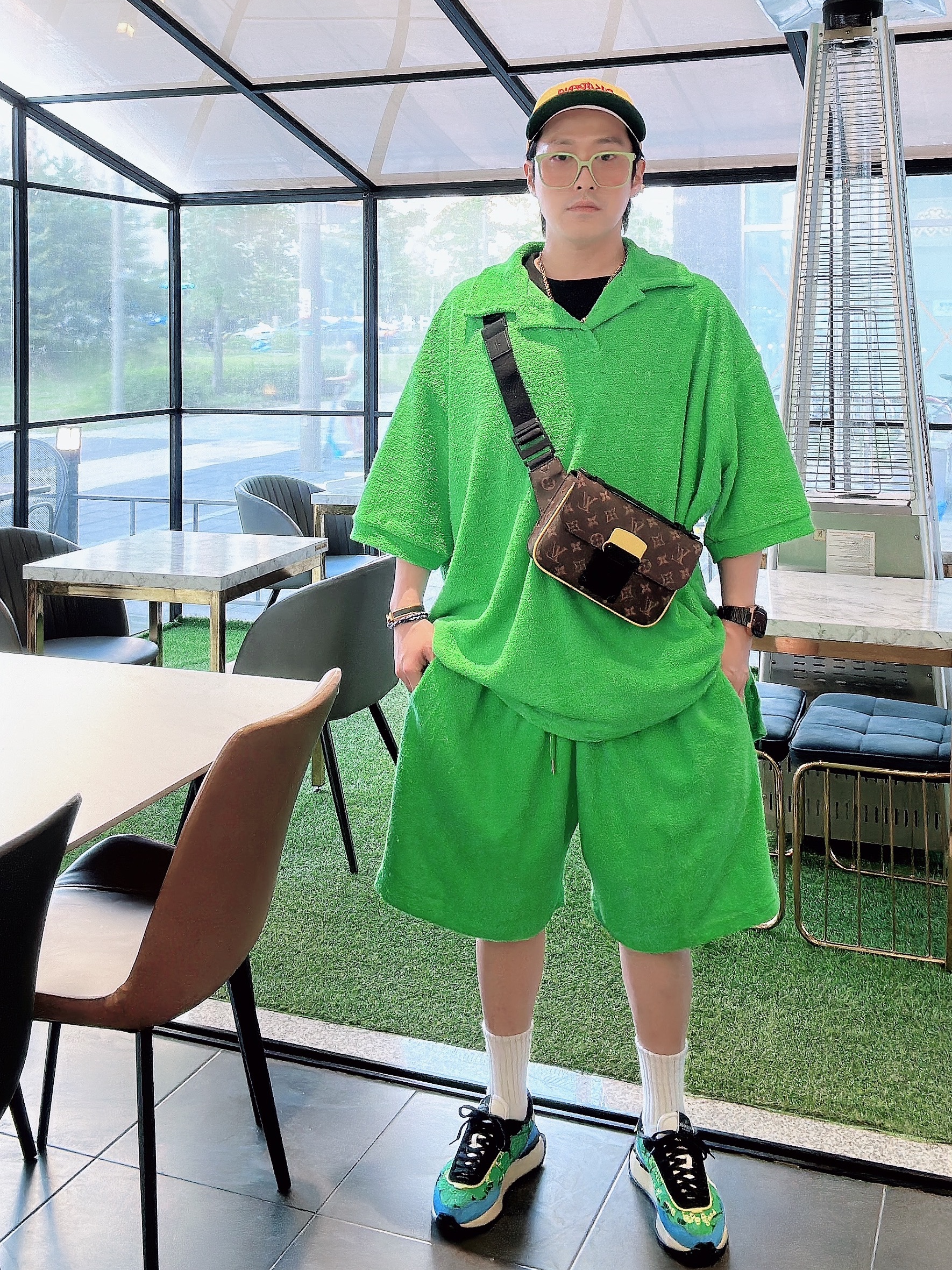 Valentino Garavani Lace Runner Green Blue, Louis Vuitton S Lock Slingbag Monogram Macassar 착용 스타일 - 2