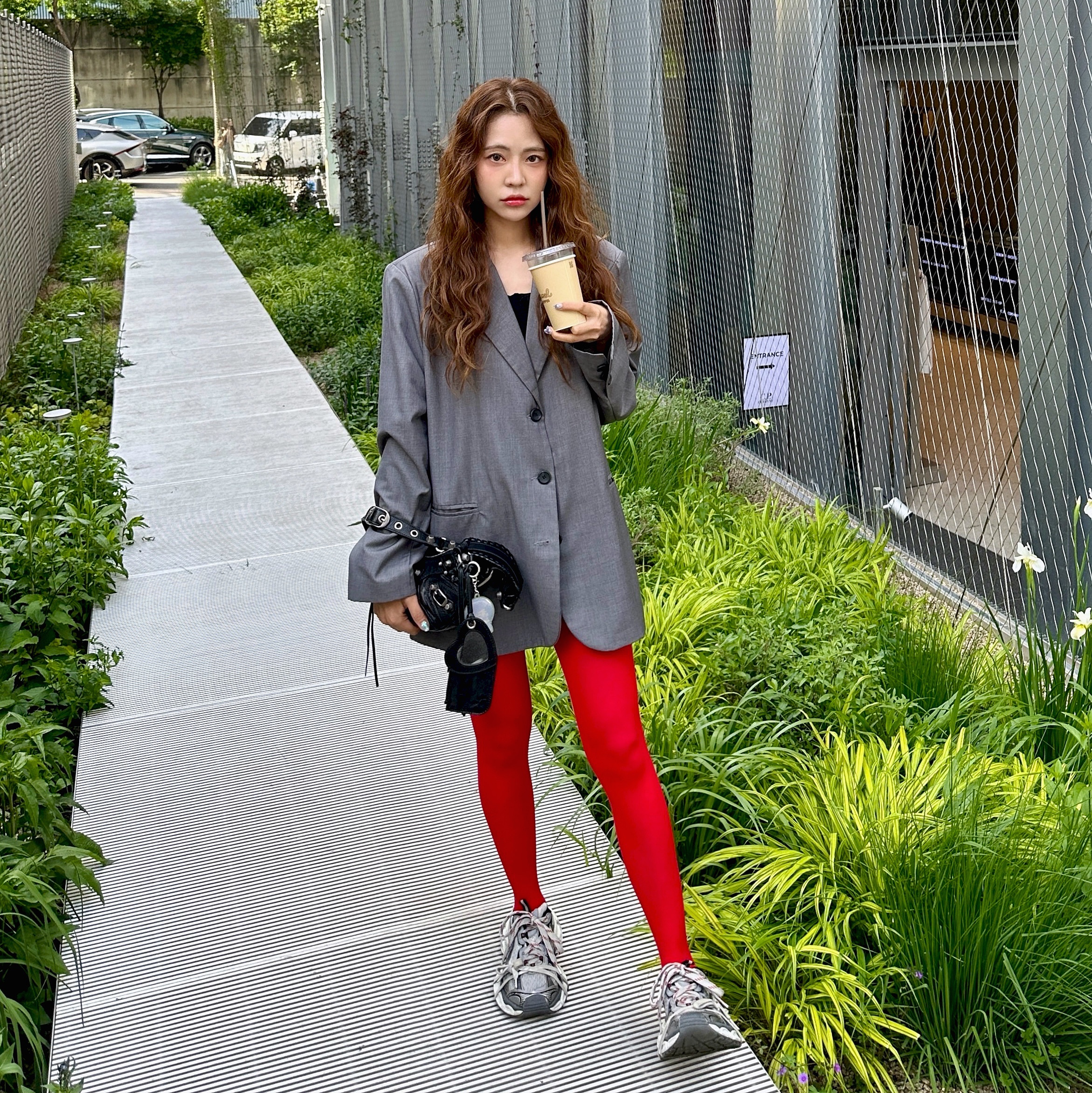 Balenciaga Arena Lambskin Le Cagole XS Shoulder Bag Black, (W) Balenciaga 3XL Sneakers Grey White Red 착용 스타일 - 1