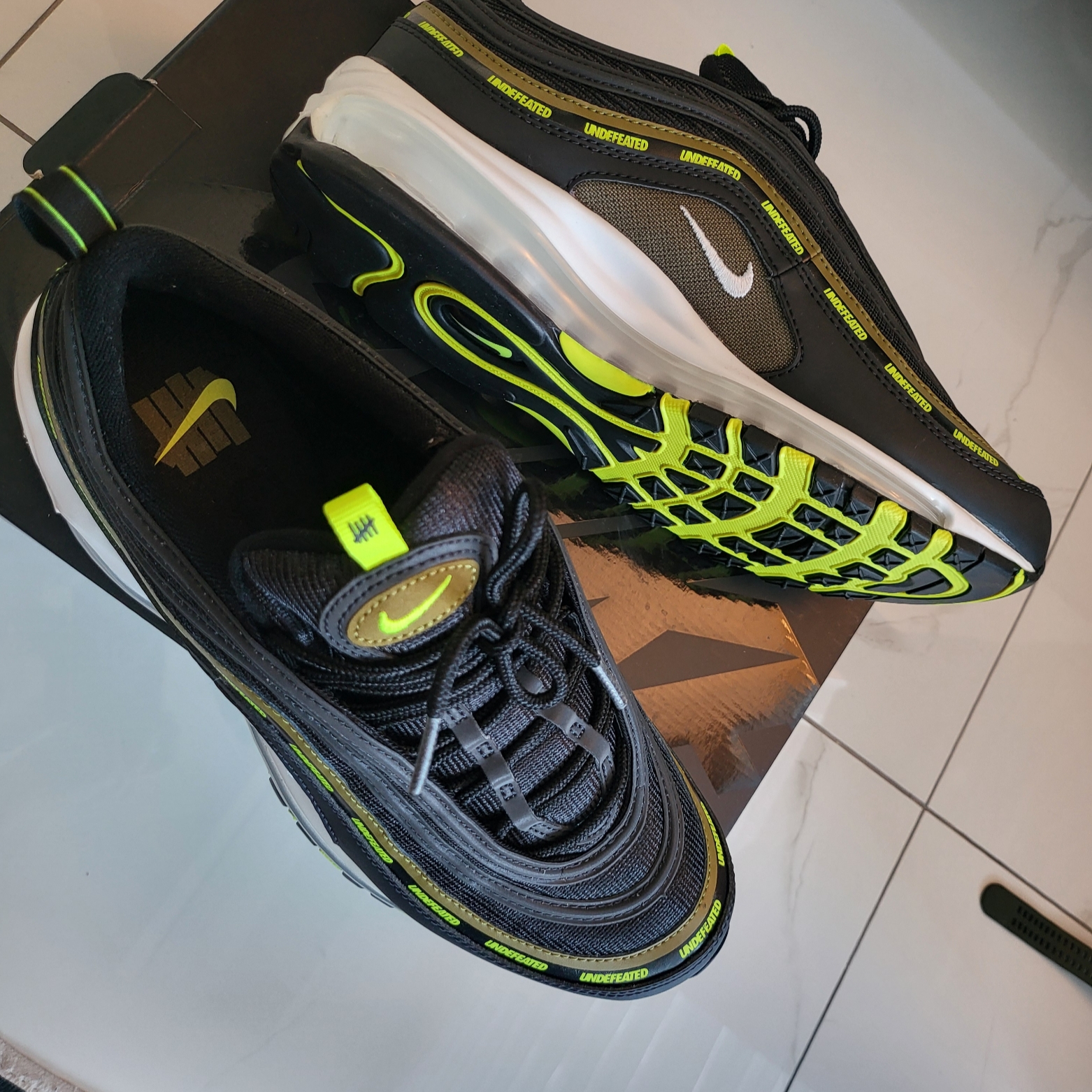 Nike x Undefeated Air Max 97 Black Volt 착용 스타일 - 2