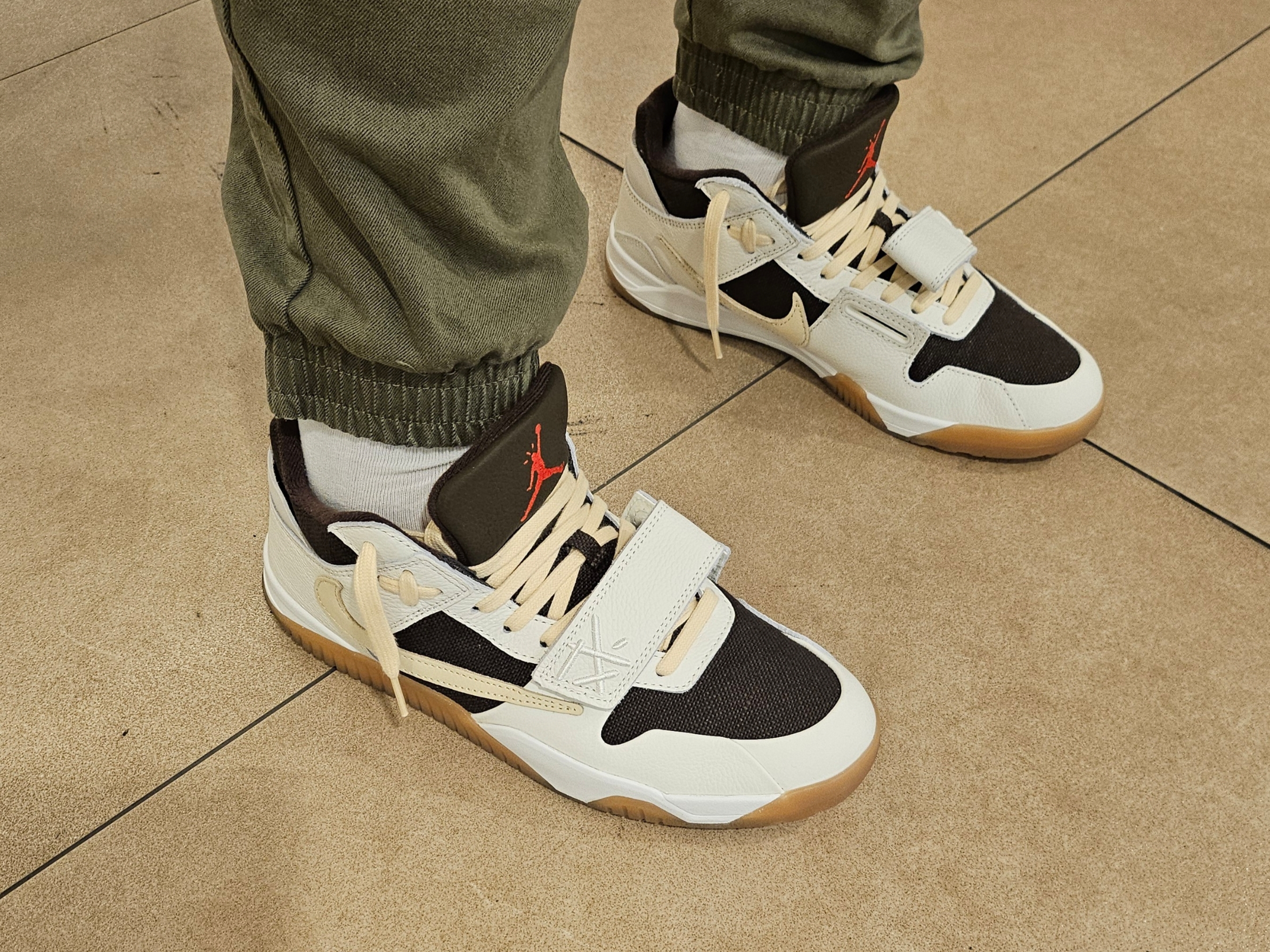 Jordan x Travis Scott Jumpman Jack TR Sail and Dark Mocha, Nike x Travis Scott SB Dunk Low 착용 스타일 - 1