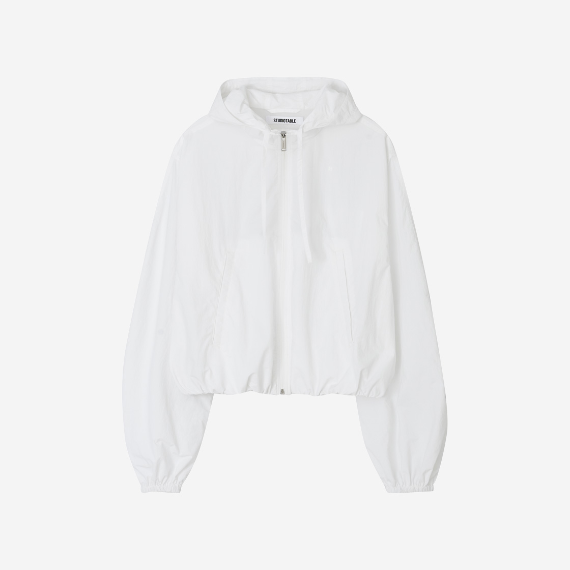 스튜디오테이블 볼륨 나일론 집업 화이트