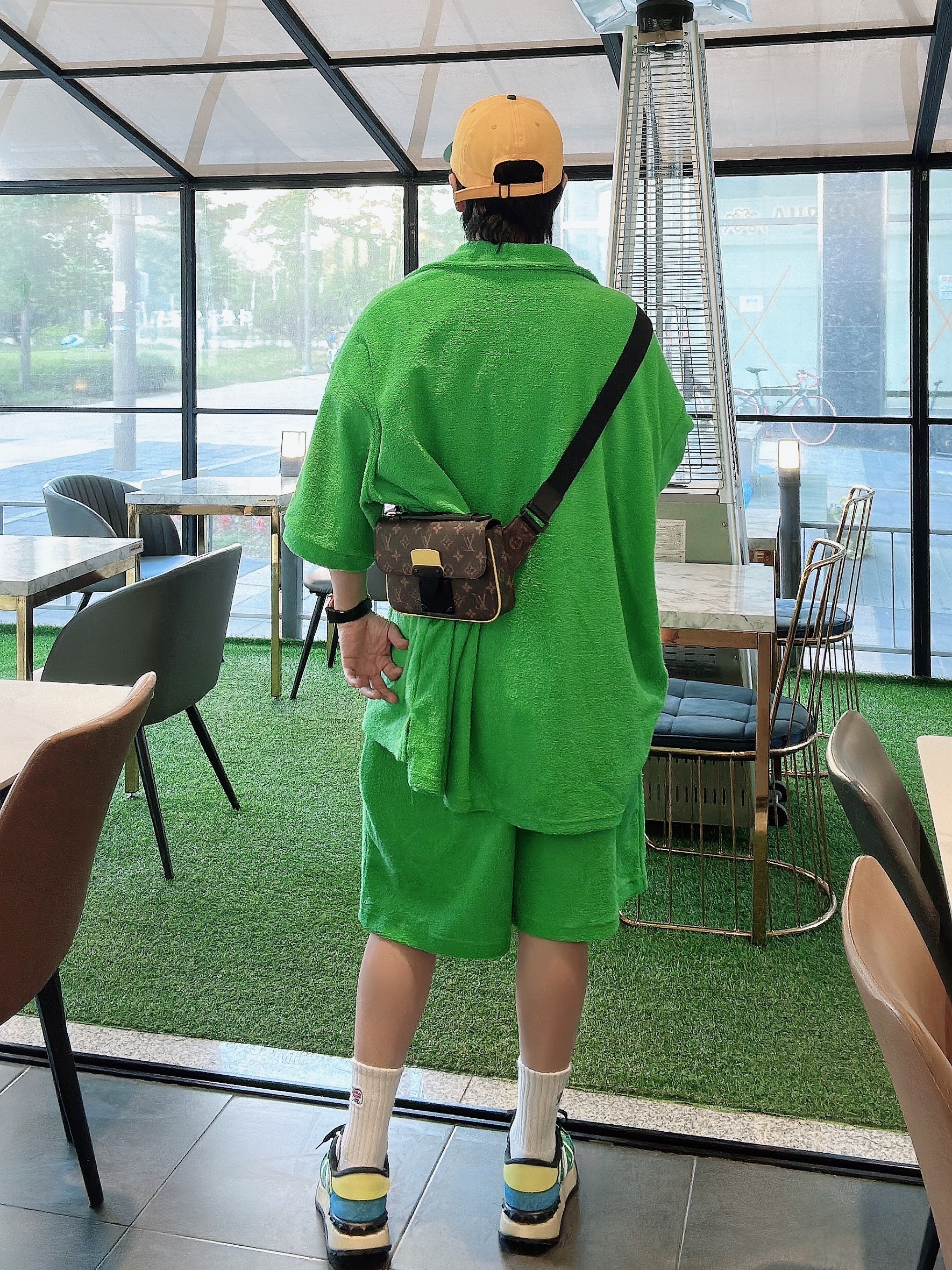 Valentino Garavani Lace Runner Green Blue, Louis Vuitton S Lock Slingbag Monogram Macassar 착용 스타일 - 3