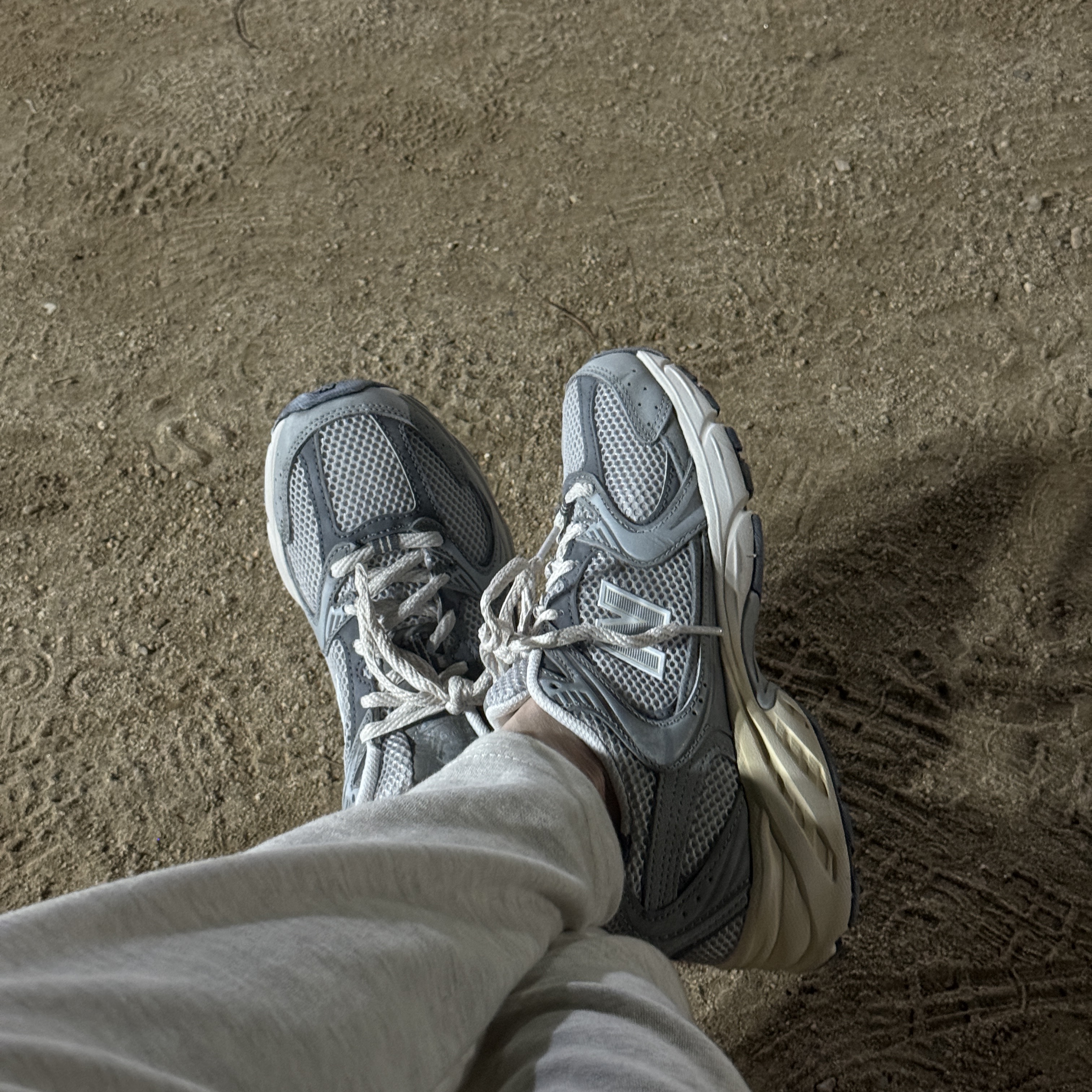 New Balance 530 Premium Vintage Grey Matter 착용 스타일