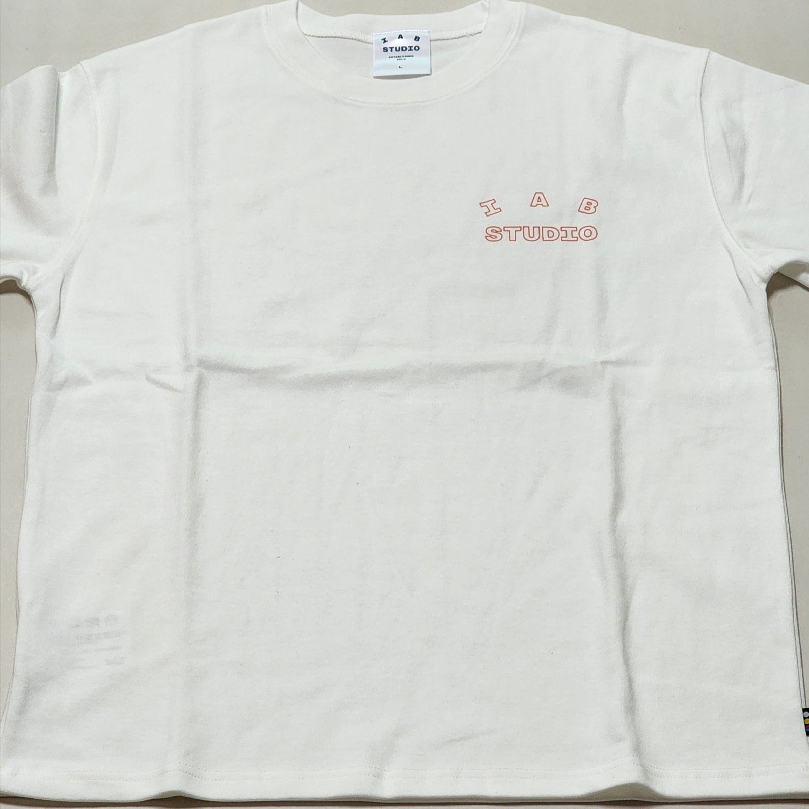IAB Studio Line Logo T-Shirt White Orange 착용 스타일 - 1