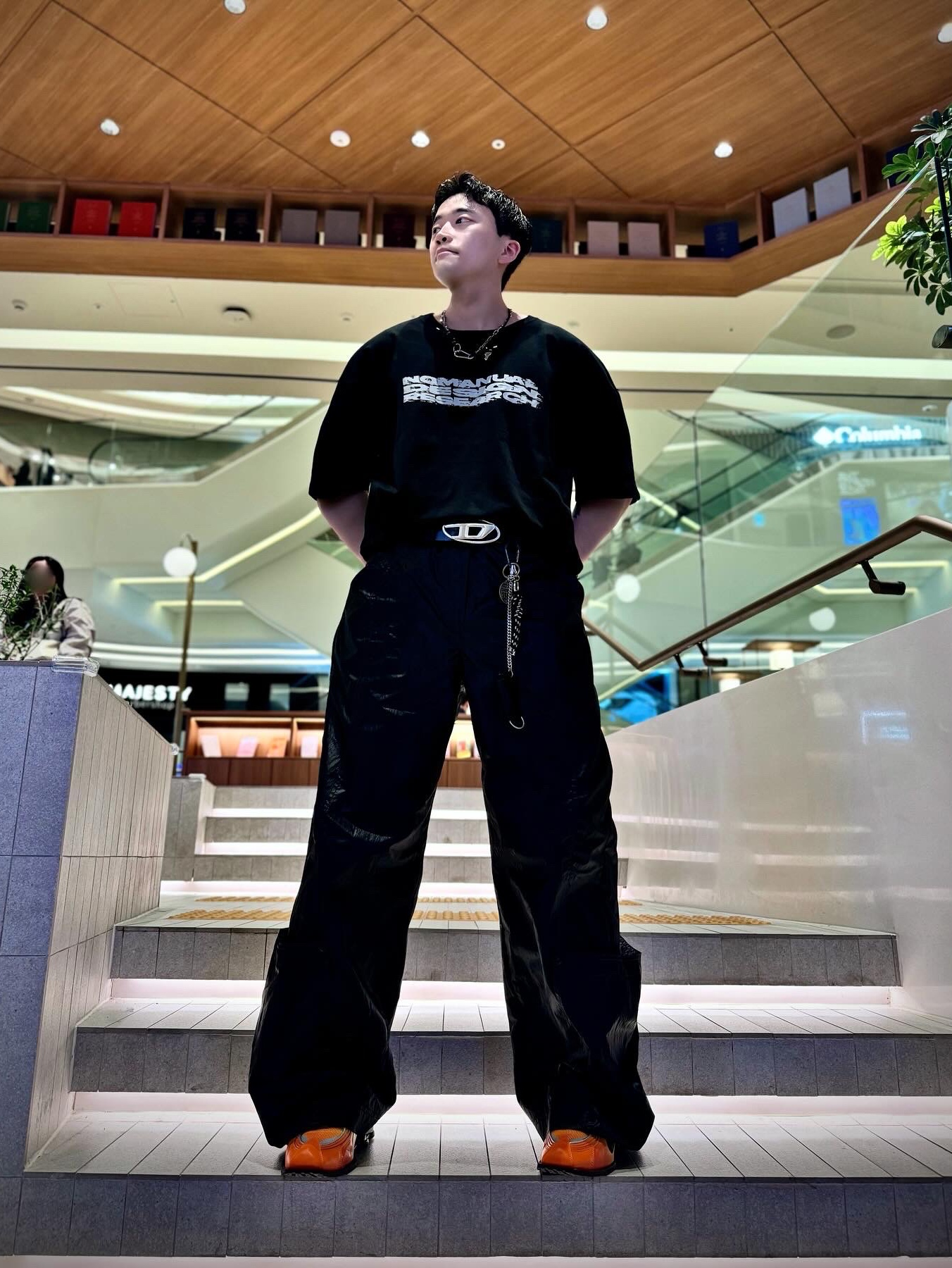 Diesel B-1DR Leather Belt with D Buckle Black, Nike x Martine Rose Shox MR4 Safety Orange 착용 스타일 - 2