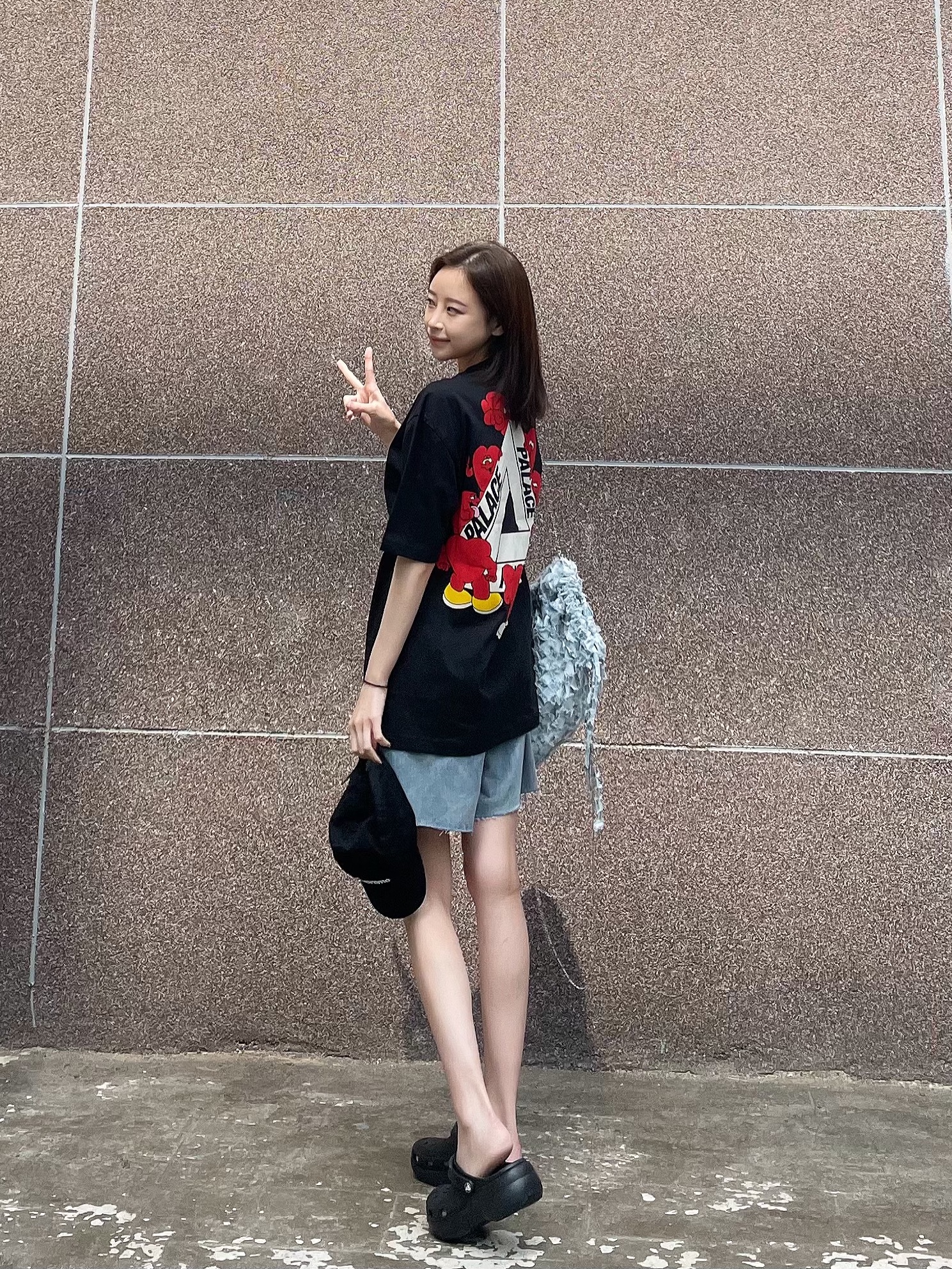 Palace Tri-Hearts T-Shirt Black - 24SS, (W) Crocs Classic Platform Clog Black 착용 스타일 - 1