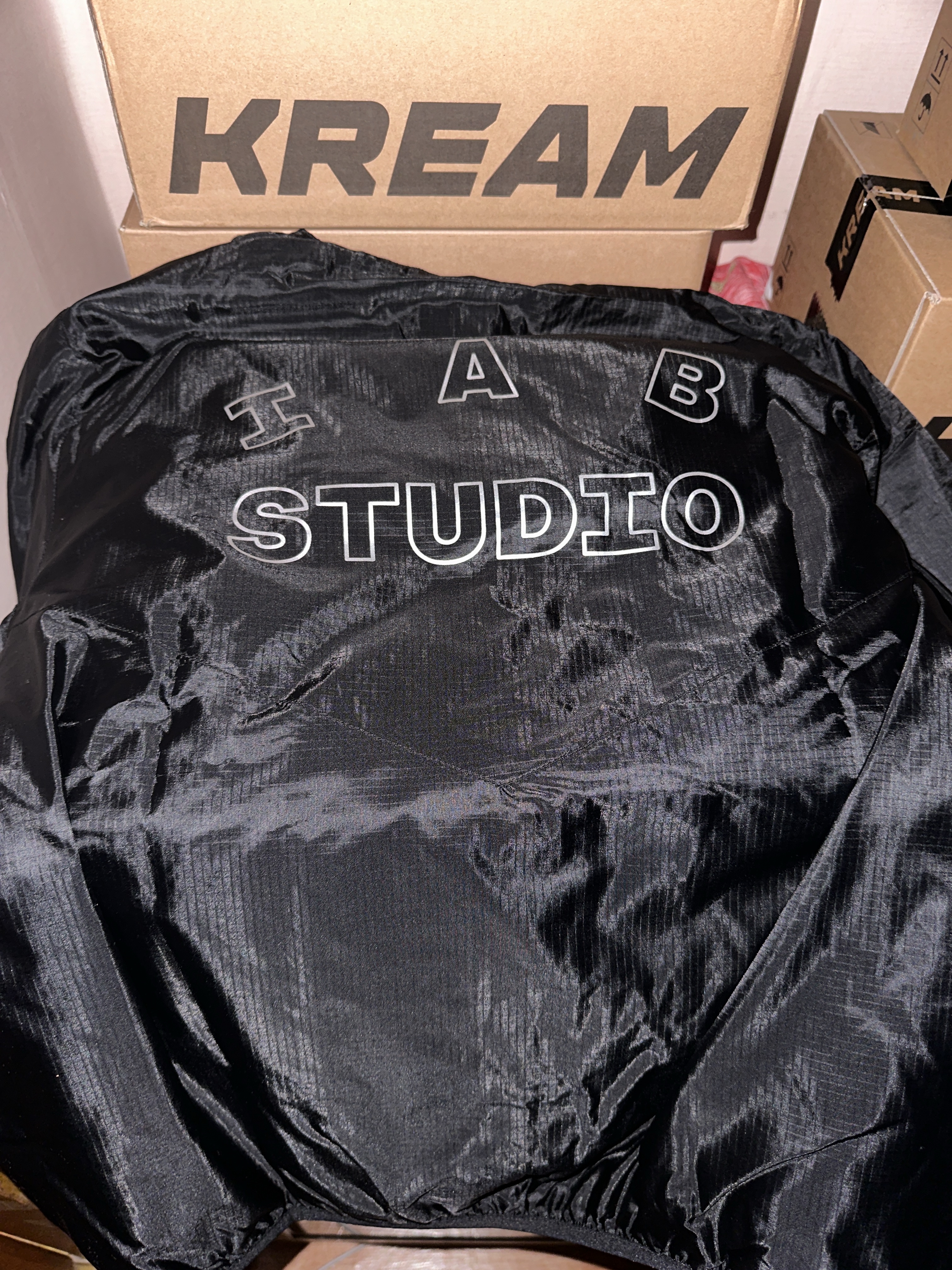IAB Studio Ripstop Wind Jacket Black 착용 스타일