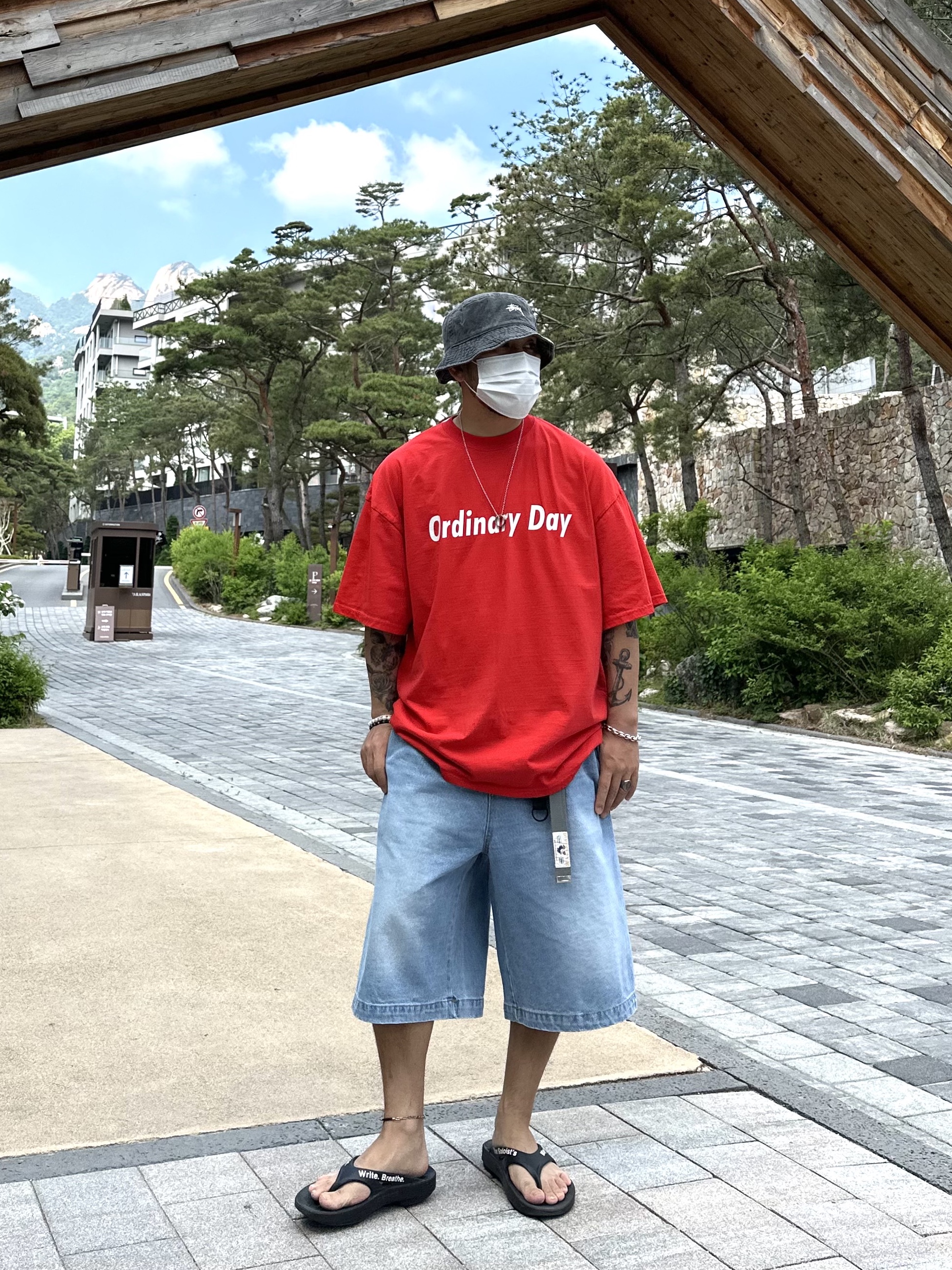 Stussy Washed Stock Bucket Hat Charcoal, Oofos x Takahiromiyashita The Soloist The Soloist's Way Of Life Flip-Flop Black White 착용 스타일 - 1