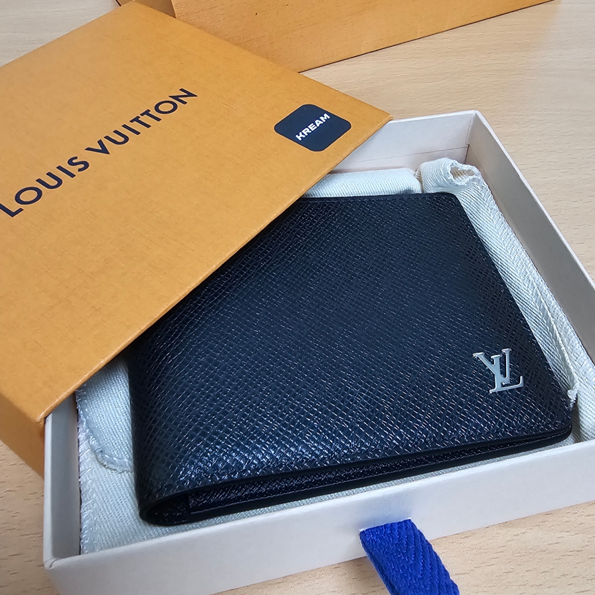Louis Vuitton Multiple Wallet Taiga Black 착용 스타일