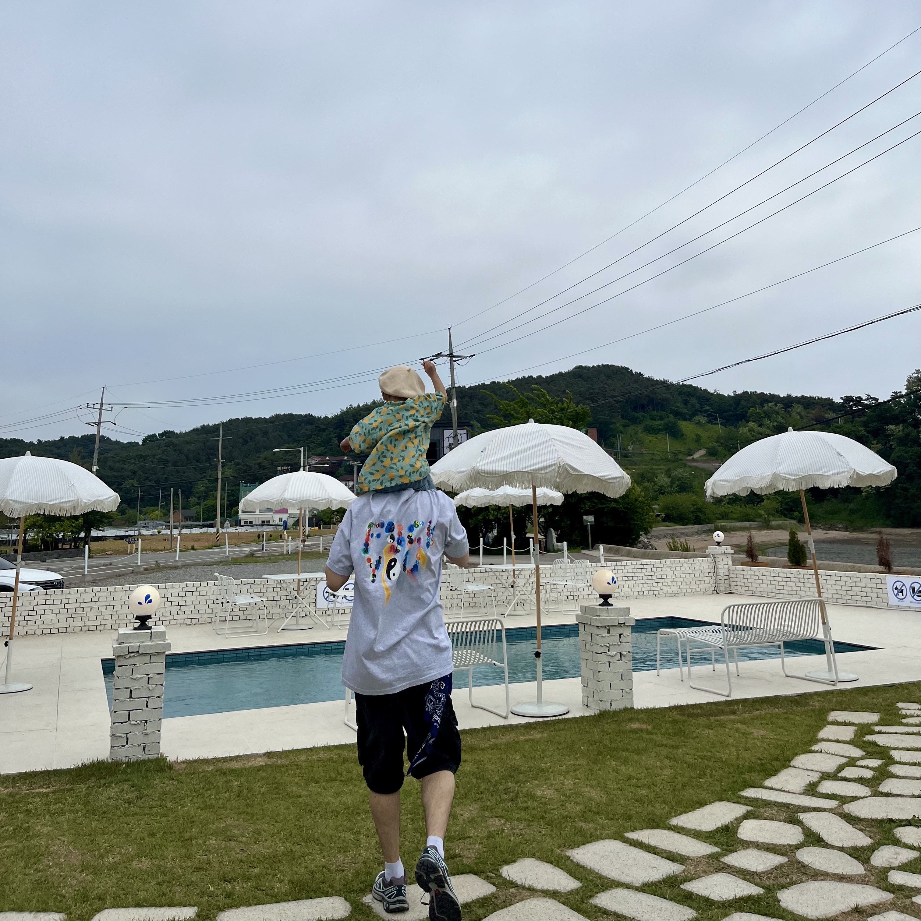 Supreme Hav-A-Hank Bandanas Multicolor (Set of 3) - 24SS, Supreme x MM6 Maison Margiela Painted Camp Cap White - 24SS 착용 스타일 - 2
