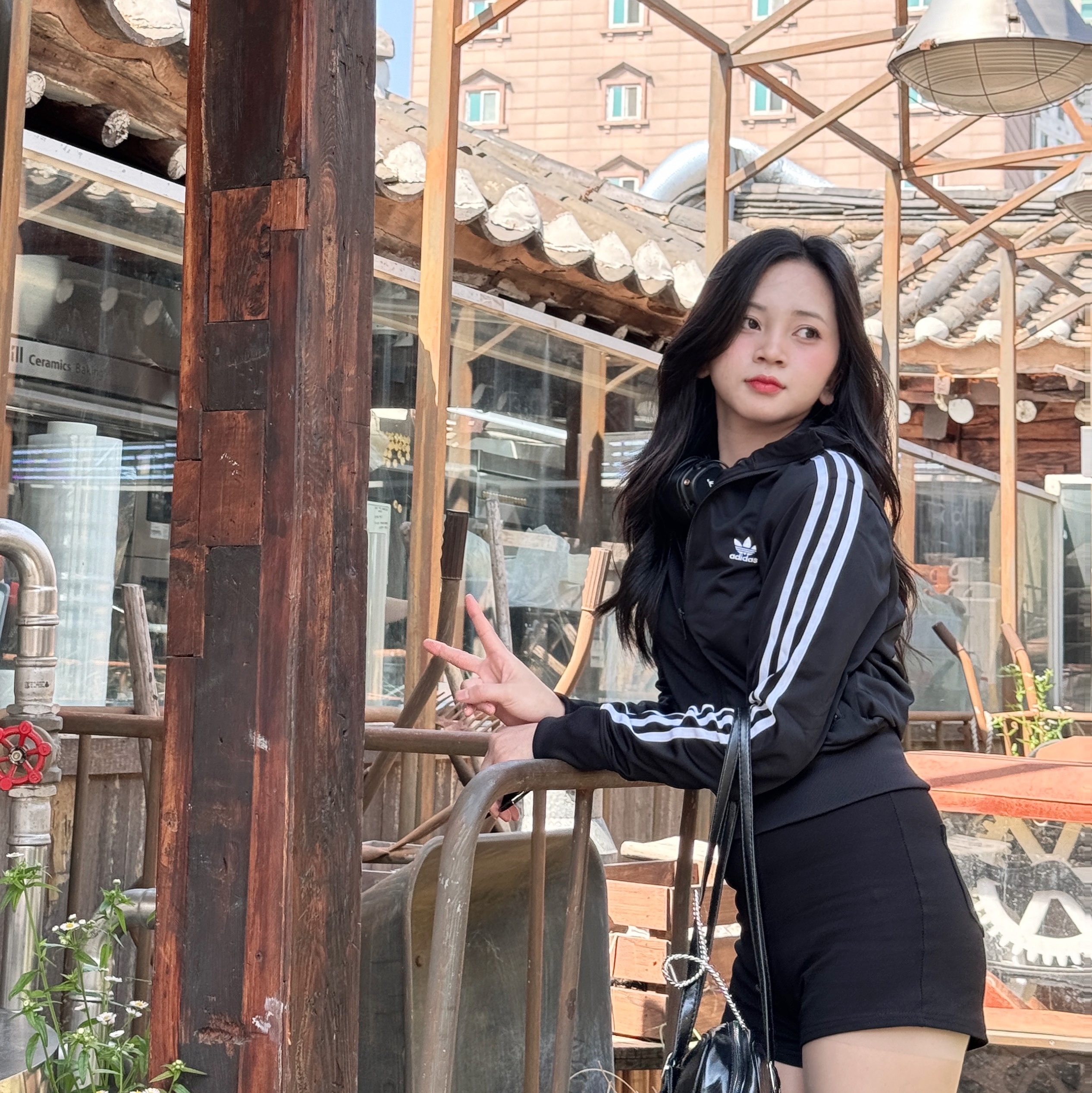 (W) Adidas Adicolor Classic Firebird Track Top Black - KR Sizing, Marshall Major IV Black (Korean Ver.) 착용 스타일 - 1