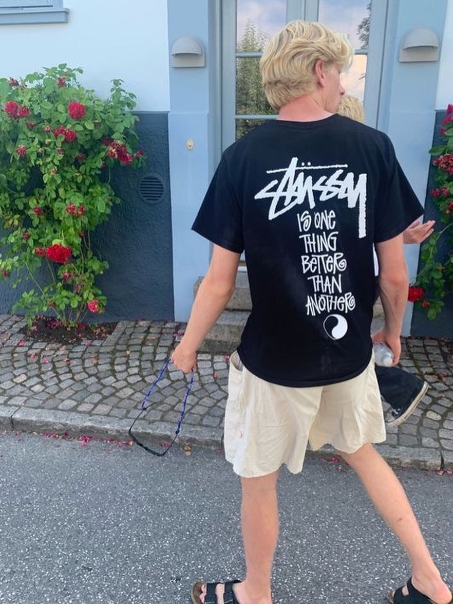 Stussy Stock DSM New York T-Shirt Coral 2023, Stussy Pitstop T-Shirt White 착용 스타일 - 7