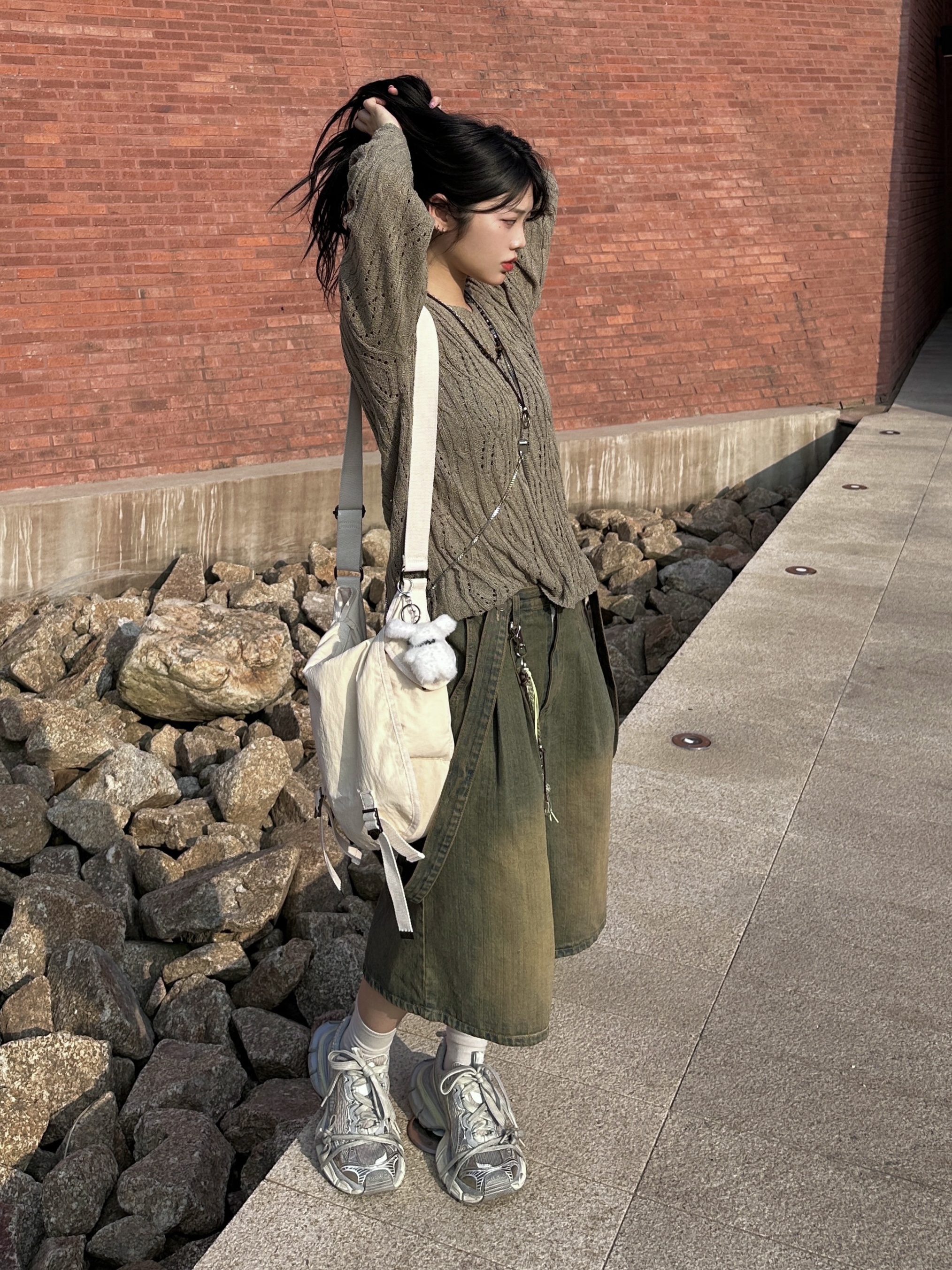 Balenciaga 3XL Sneakers Light Beige, Casetify x Matin Kim iPhone Black Logo Magsafe Impact Case Matte Black 착용 스타일 - 2