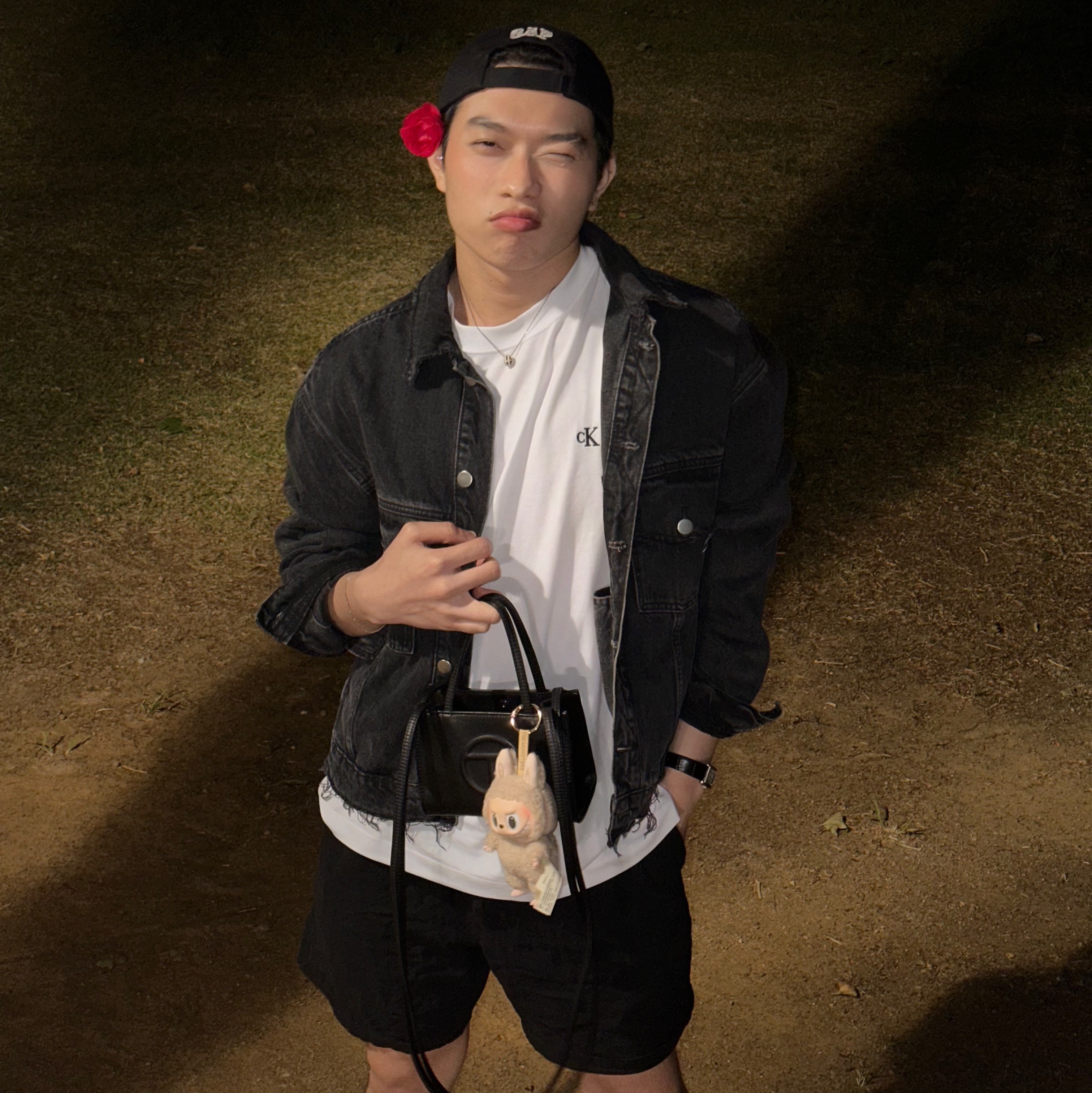 Yeezy Gap Engineered By Balenciaga Flame Cap Black, Telfar Small Shopping Bag Black 착용 스타일 - 1
