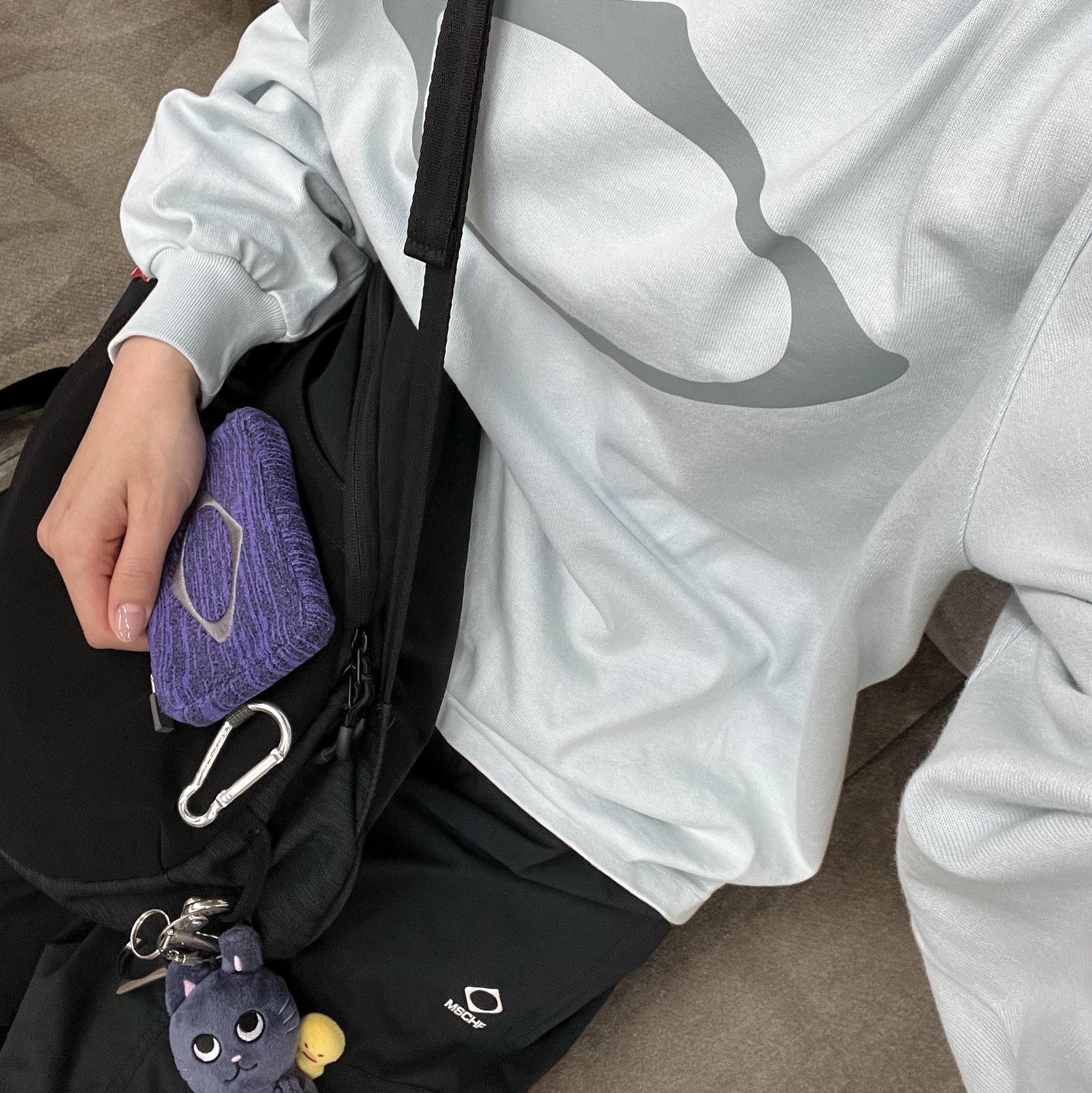 Mischief Rhombus Carabiner Mini Pouch Purple, Mischief Lightweight Track Pants Black 착용 스타일