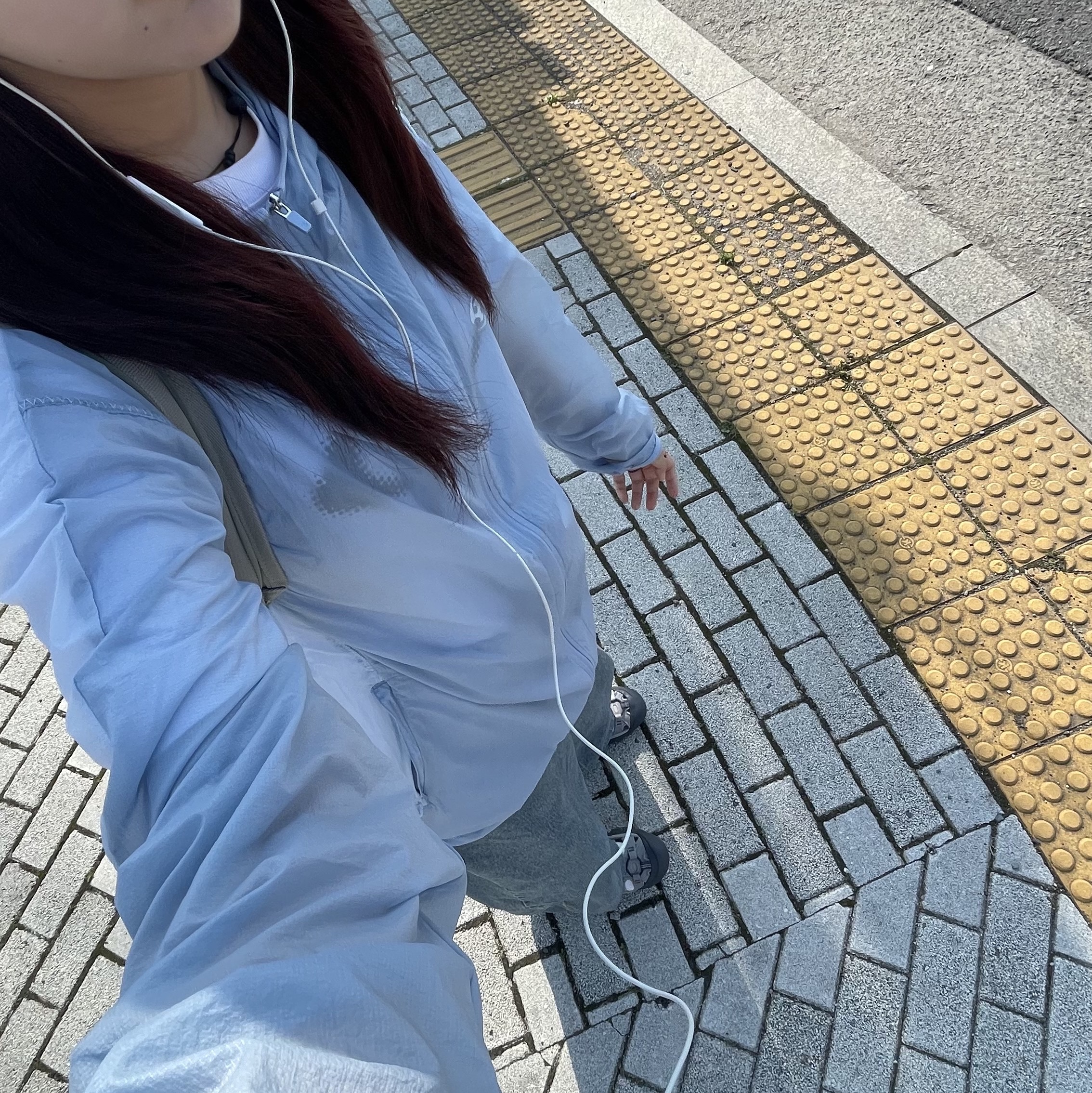(W) Mischief Rhombus Blur T-Shirt Basic White, (W) Keen Newport H2 Grey Smoke Blue 착용 스타일