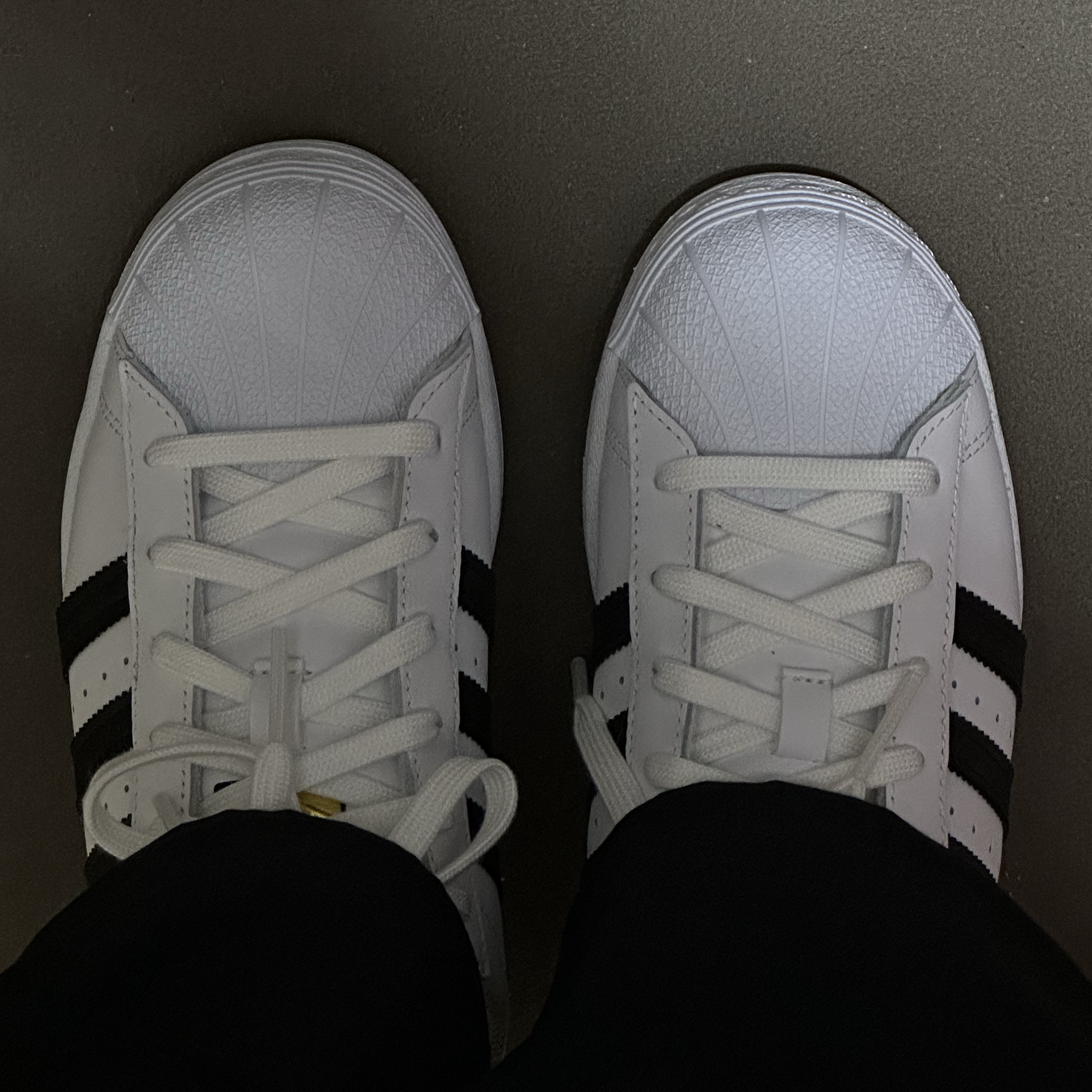 Adidas Superstar White Black ์ฐฉ์ฉ ์คํ์ผ - 1