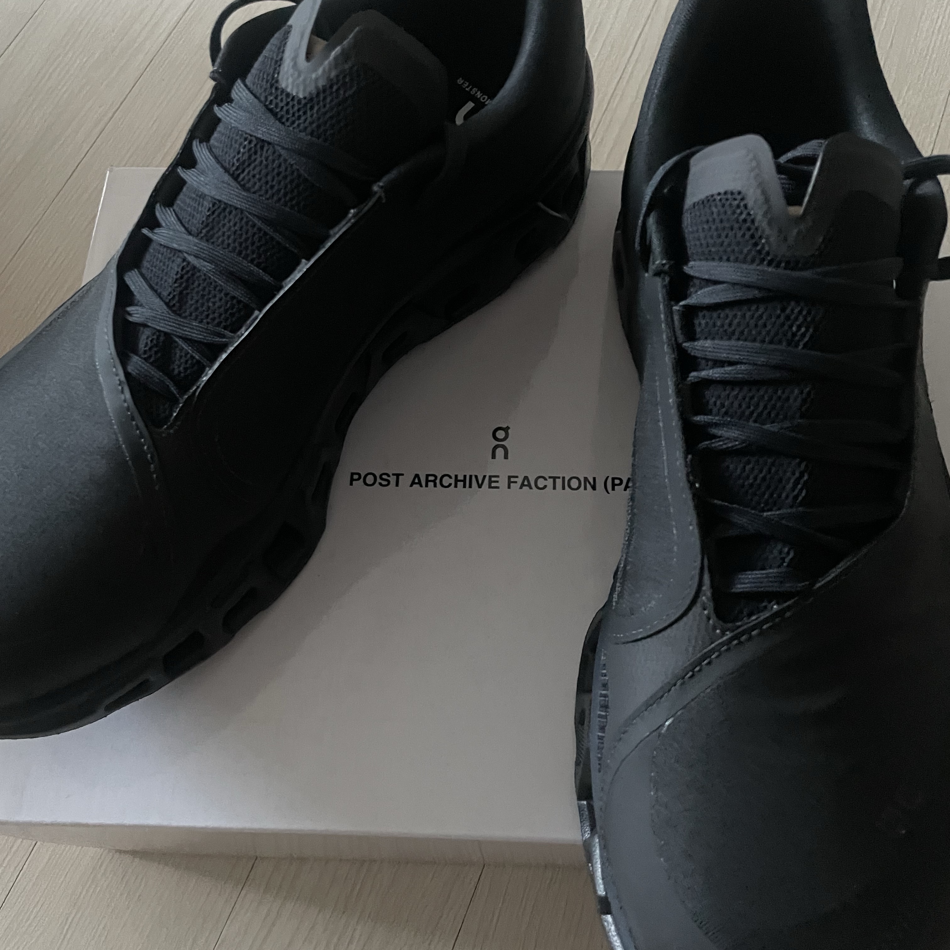 On Running x Post Archive Faction (Paf) Cloudmonster 2 Black Magnet 착용 스타일 - 1