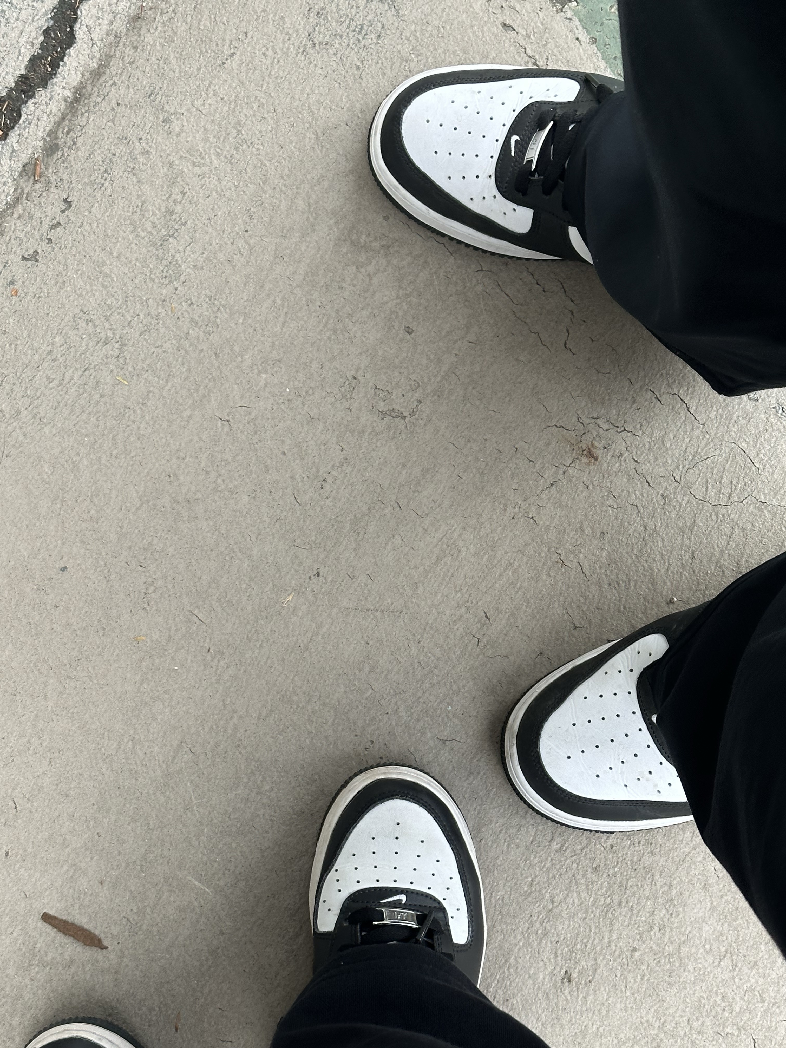(GS) Nike Air Force 1 LV8 2 Black White 착용 스타일