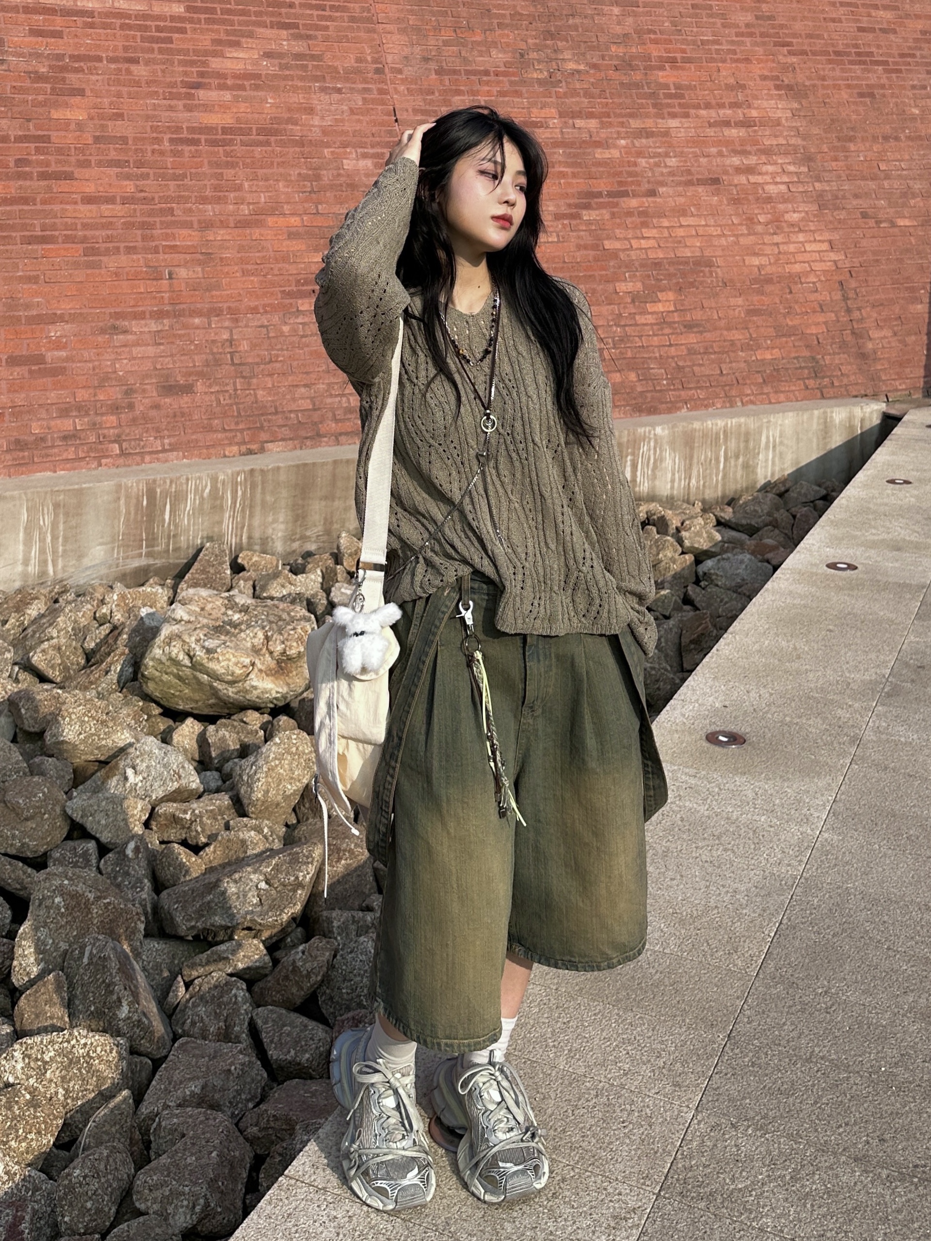 Balenciaga 3XL Sneakers Light Beige, Casetify x Matin Kim iPhone Black Logo Magsafe Impact Case Matte Black 착용 스타일 - 1