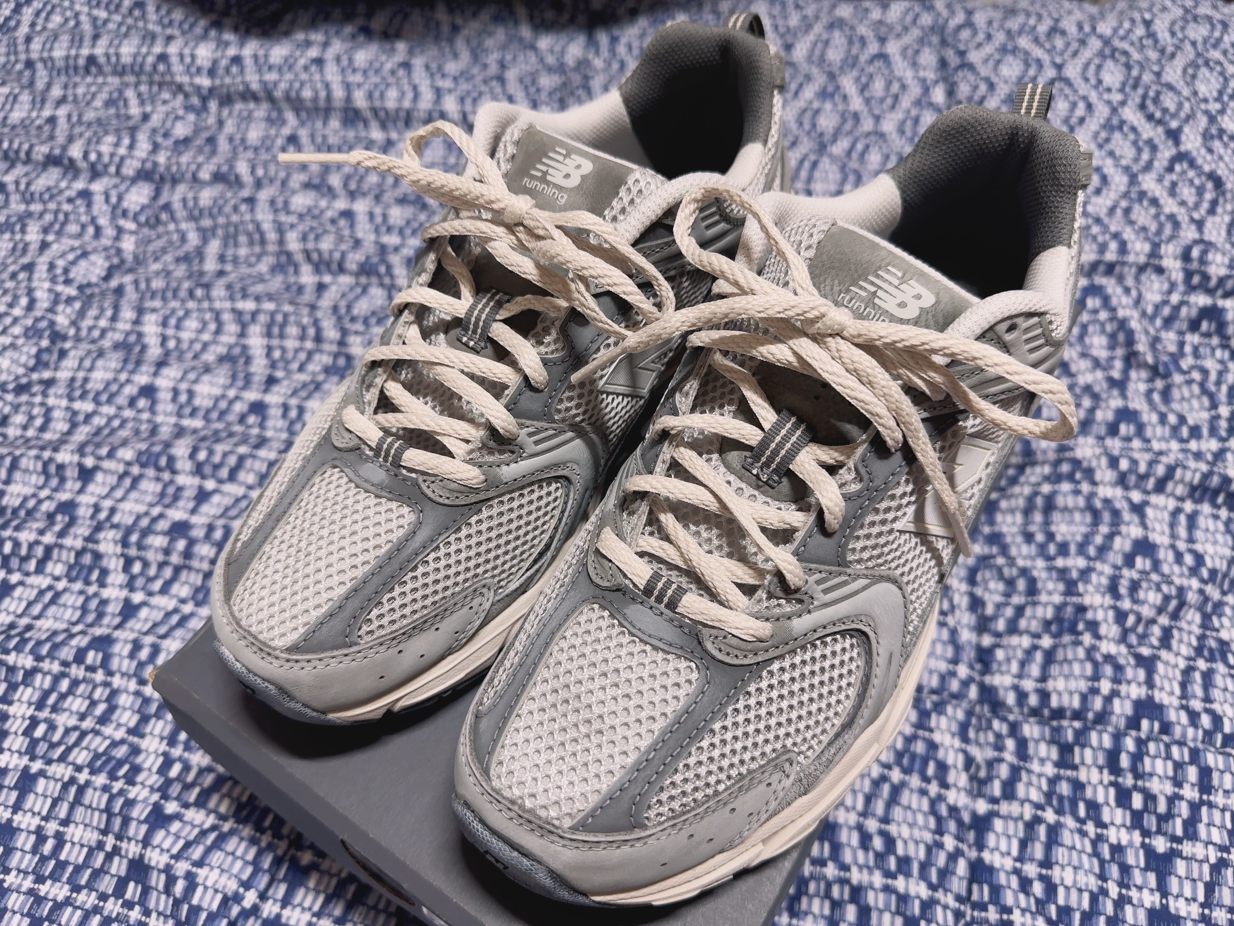 New Balance 530 Premium Vintage Grey Matter 착용 스타일 - 1