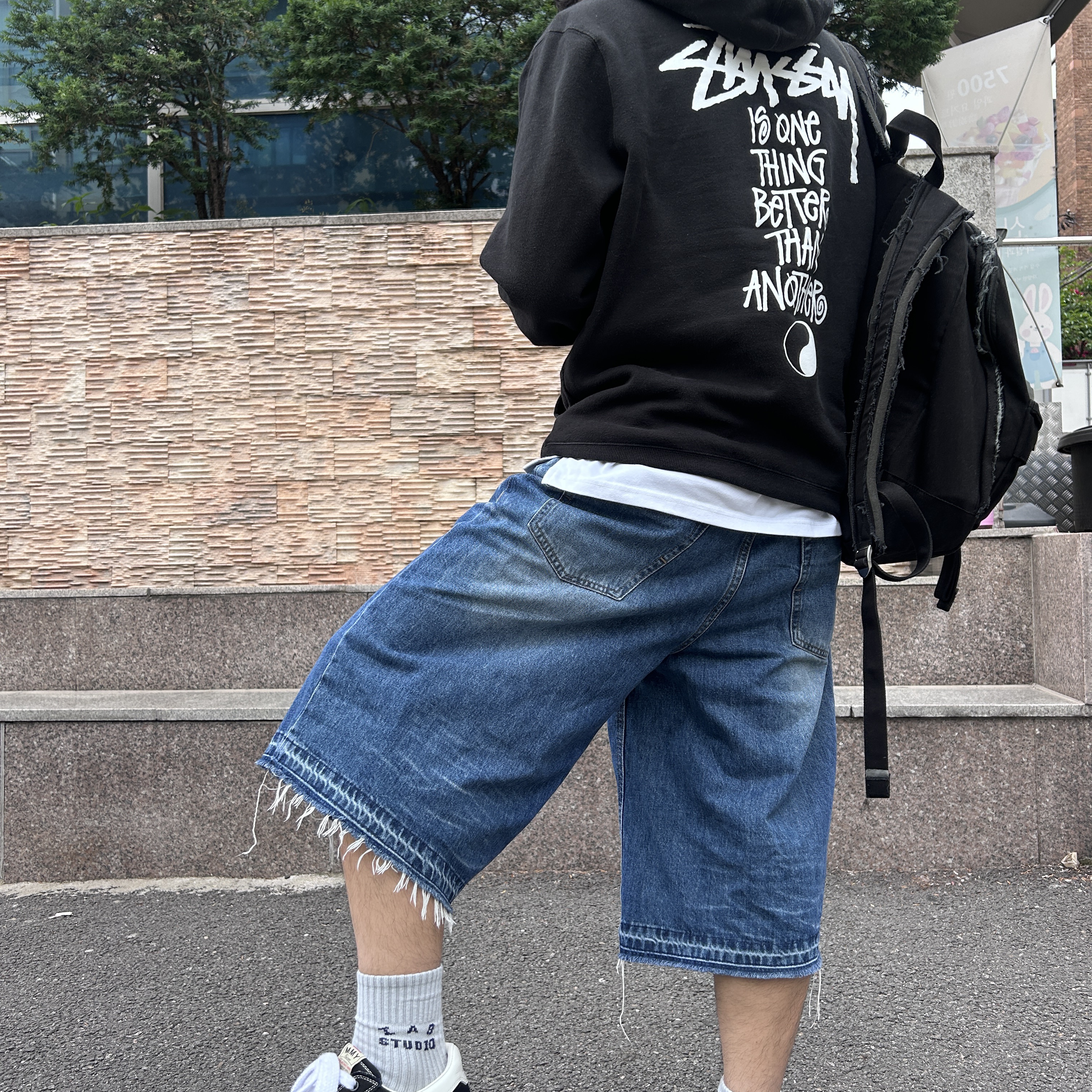 Stussy x Our Legacy Better Than Another Hood Black, Maison Mihara Yasuhiro Blakey OG Sole Canvas Low-top Sneakers Black White 착용 스타일 - 1