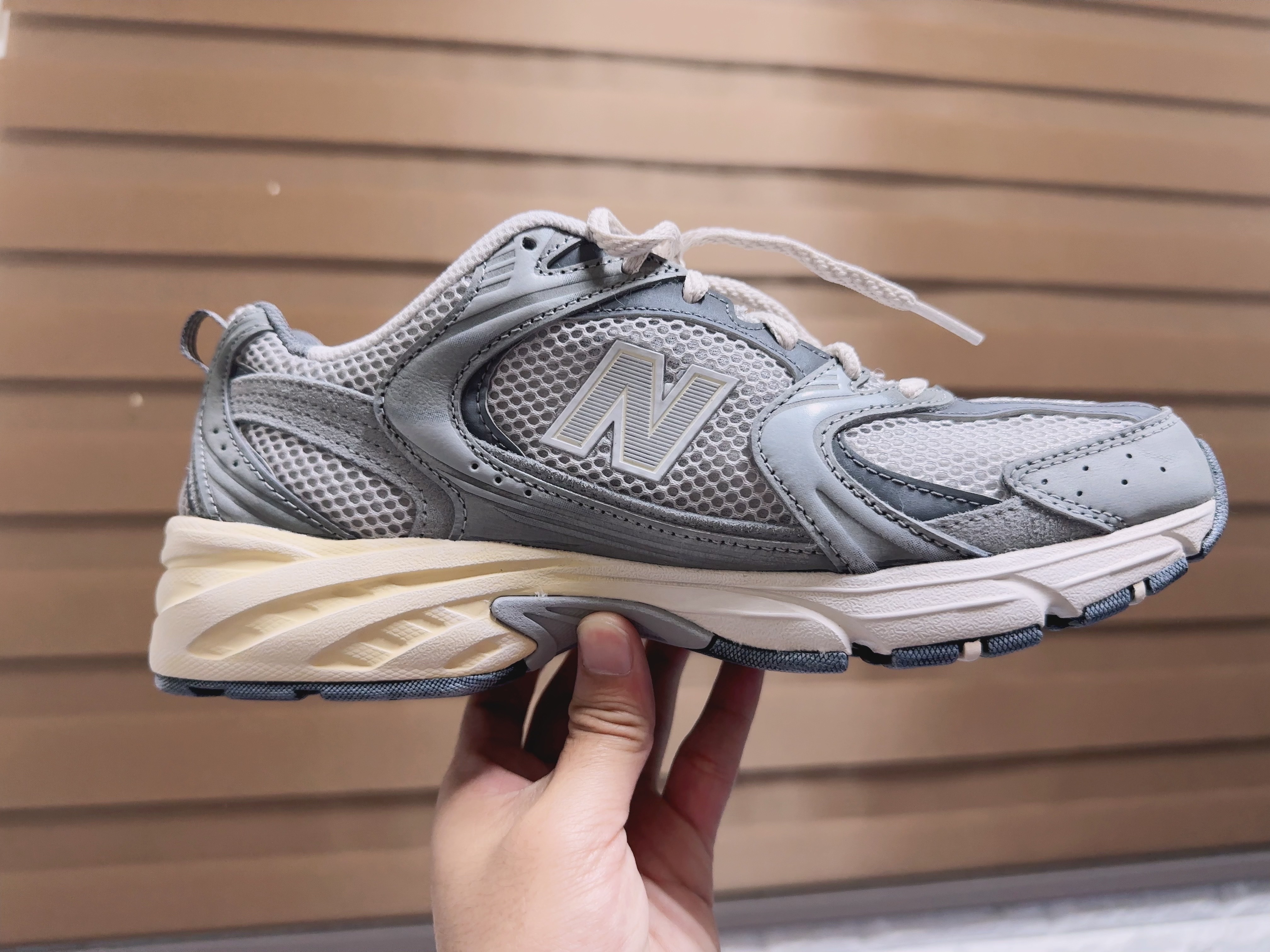 New Balance 530 Premium Vintage Grey Matter 착용 스타일 - 3