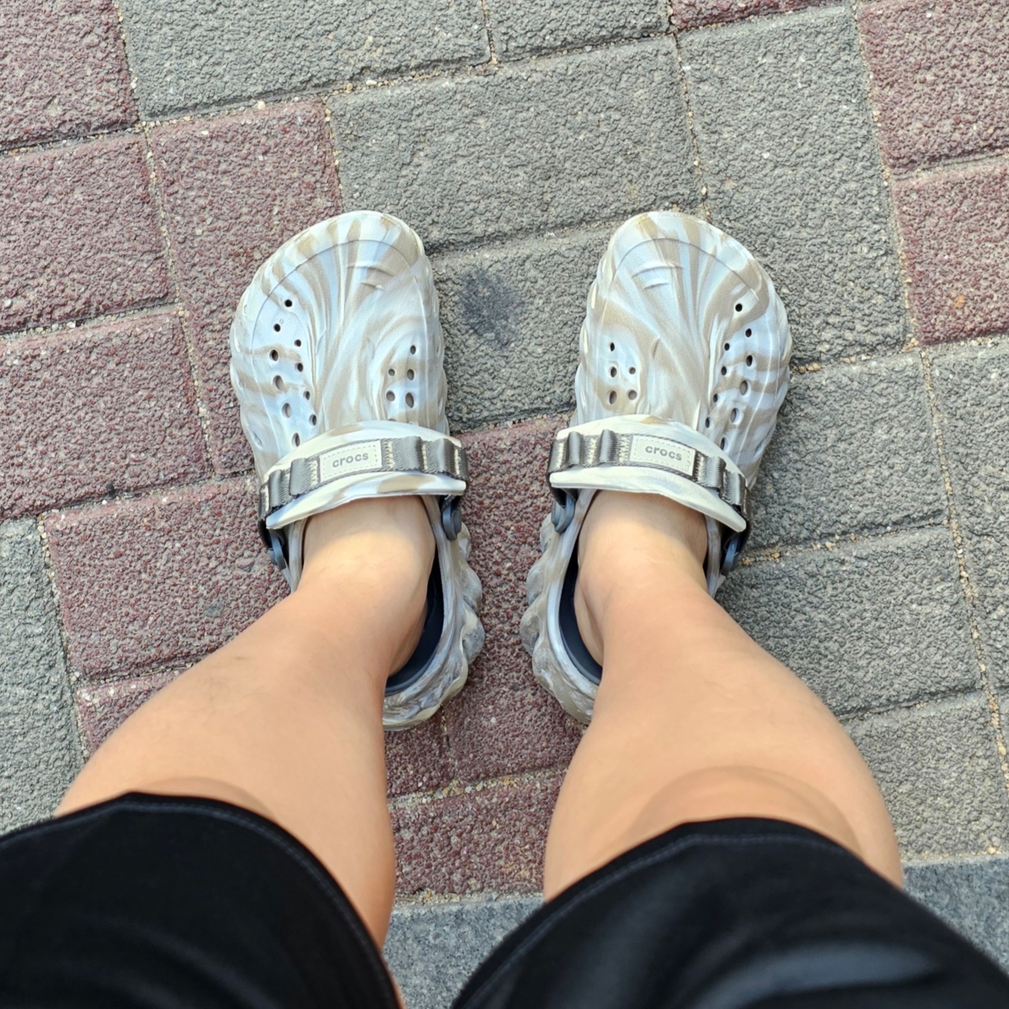 Crocs Echo Marbled Clog Bone Multi 착용 스타일