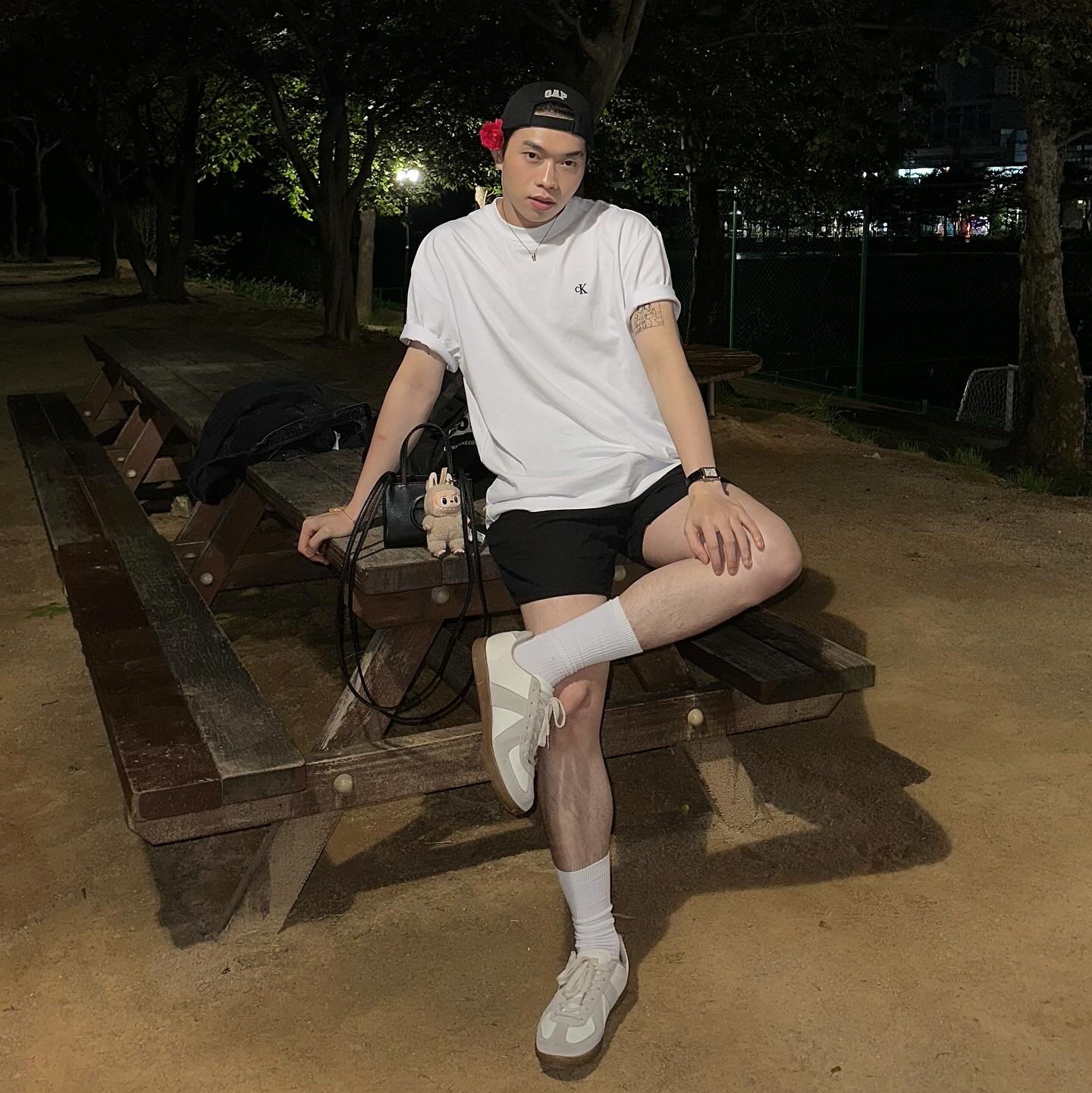 Yeezy Gap Engineered By Balenciaga Flame Cap Black, Telfar Small Shopping Bag Black 착용 스타일 - 3