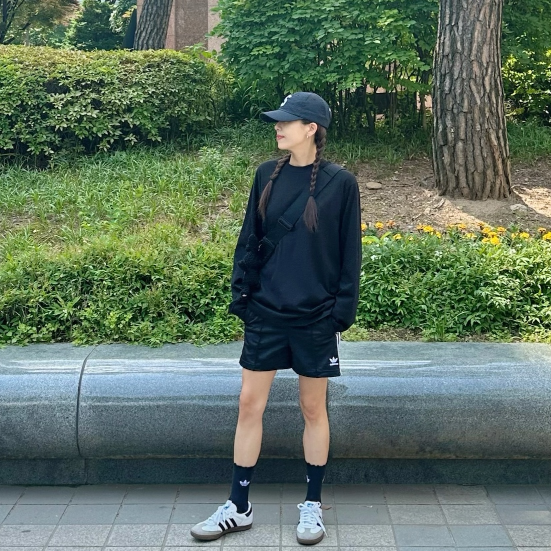 Supreme Seersucker S Logo 6-Panel Black - 24SS, Supreme Small Box LS T-Shirt Black - 24SS 착용 스타일 - 2