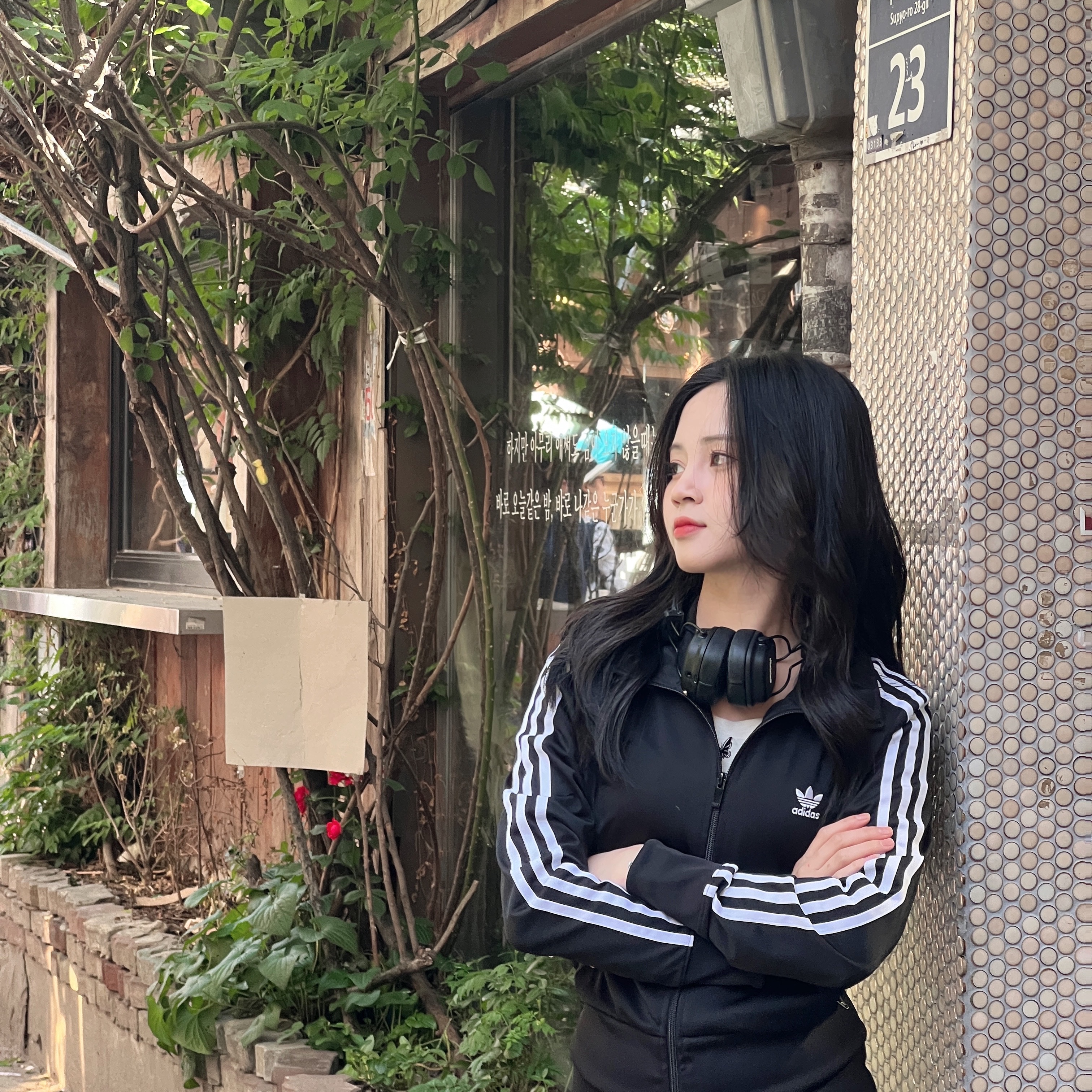 (W) Adidas Adicolor Classic Firebird Track Top Black - KR Sizing, Marshall Major IV Black (Korean Ver.) 착용 스타일 - 2