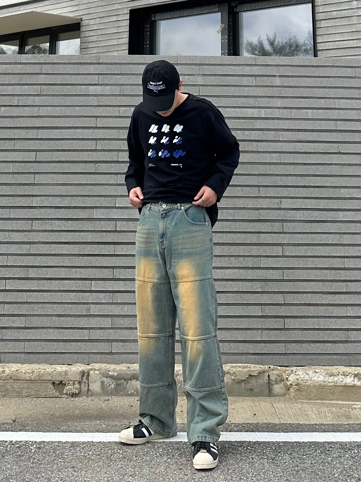 Zara x Ader Error Graphic Long Sleeve T-Shirt Black, Adidas x BAPE Superstar 80s Core Black Off White 착용 스타일 - 2