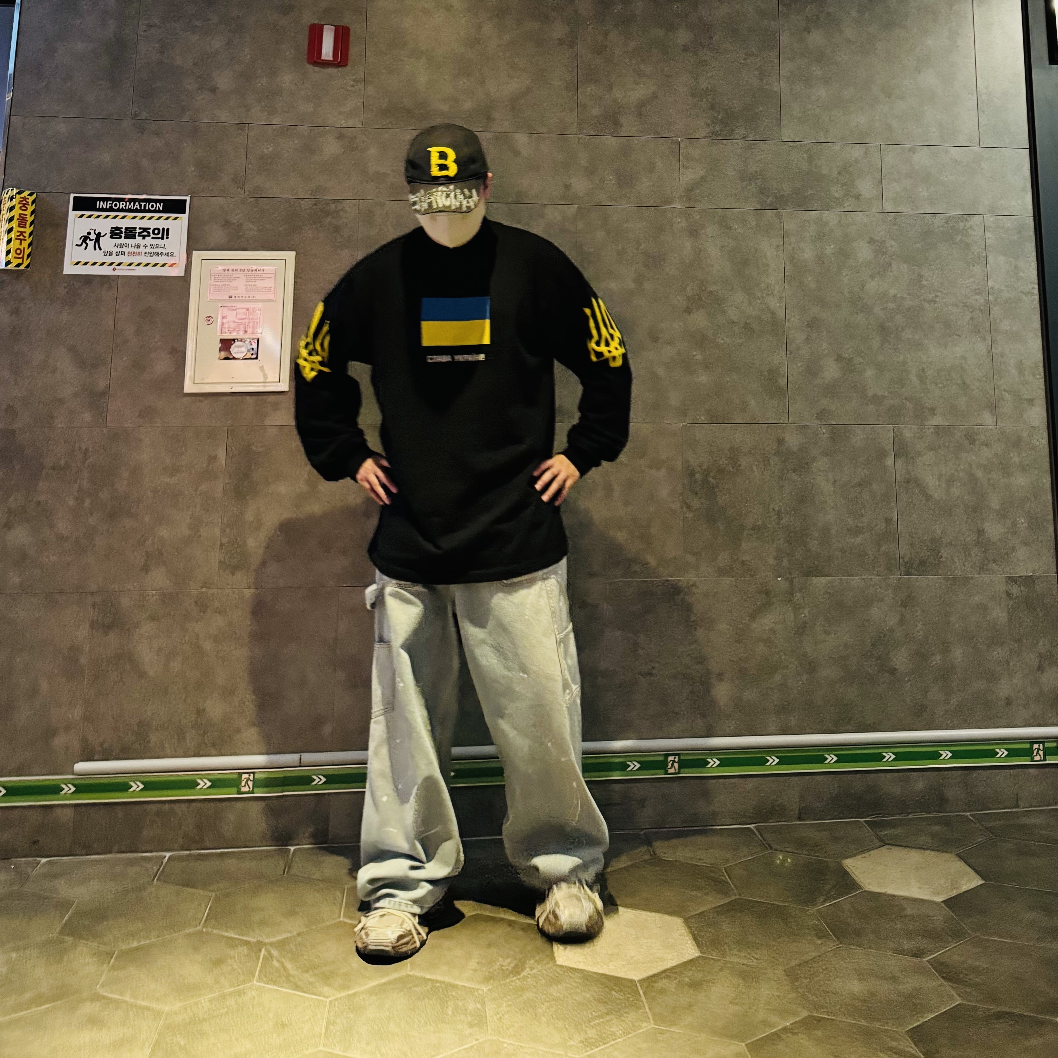 Balenciaga Upcycled Cap Dark Green, Balenciaga x Adidas Performance Poplin Tracksuit Jacket Black 착용 스타일 - 2