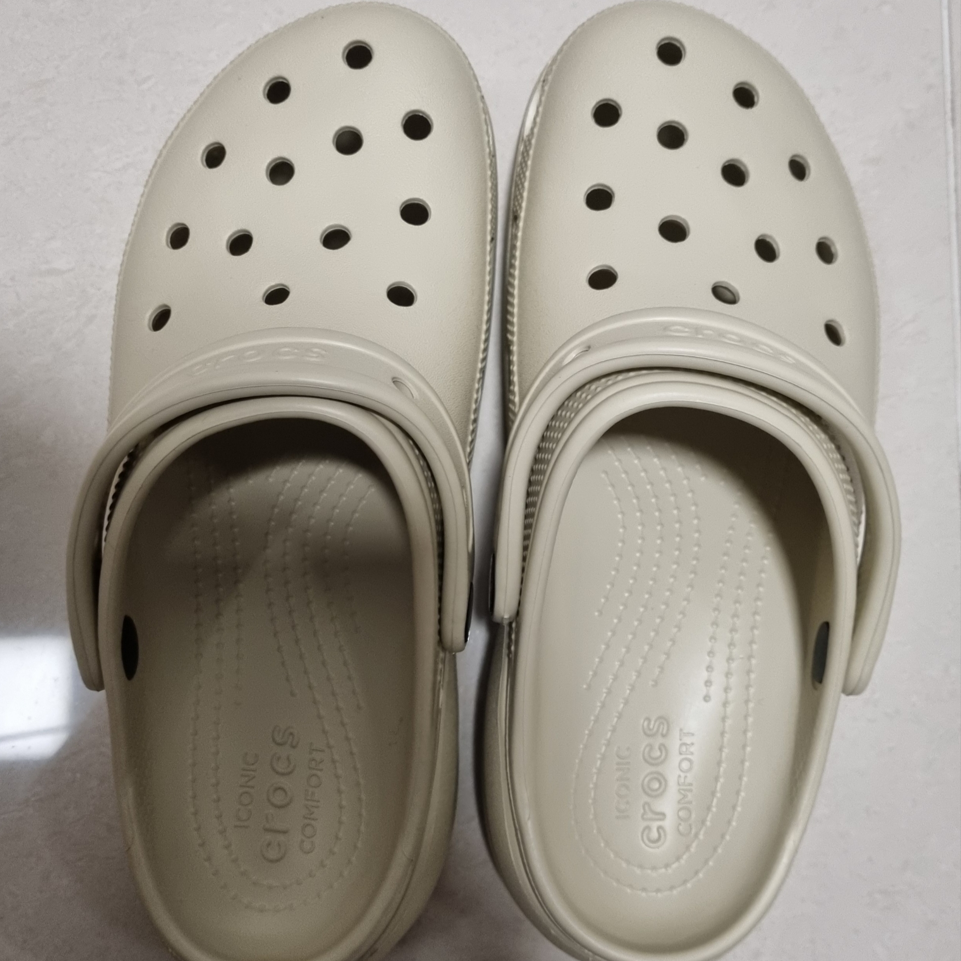 (W) Crocs Classic Platform Clog Bone 착용 스타일 - 1