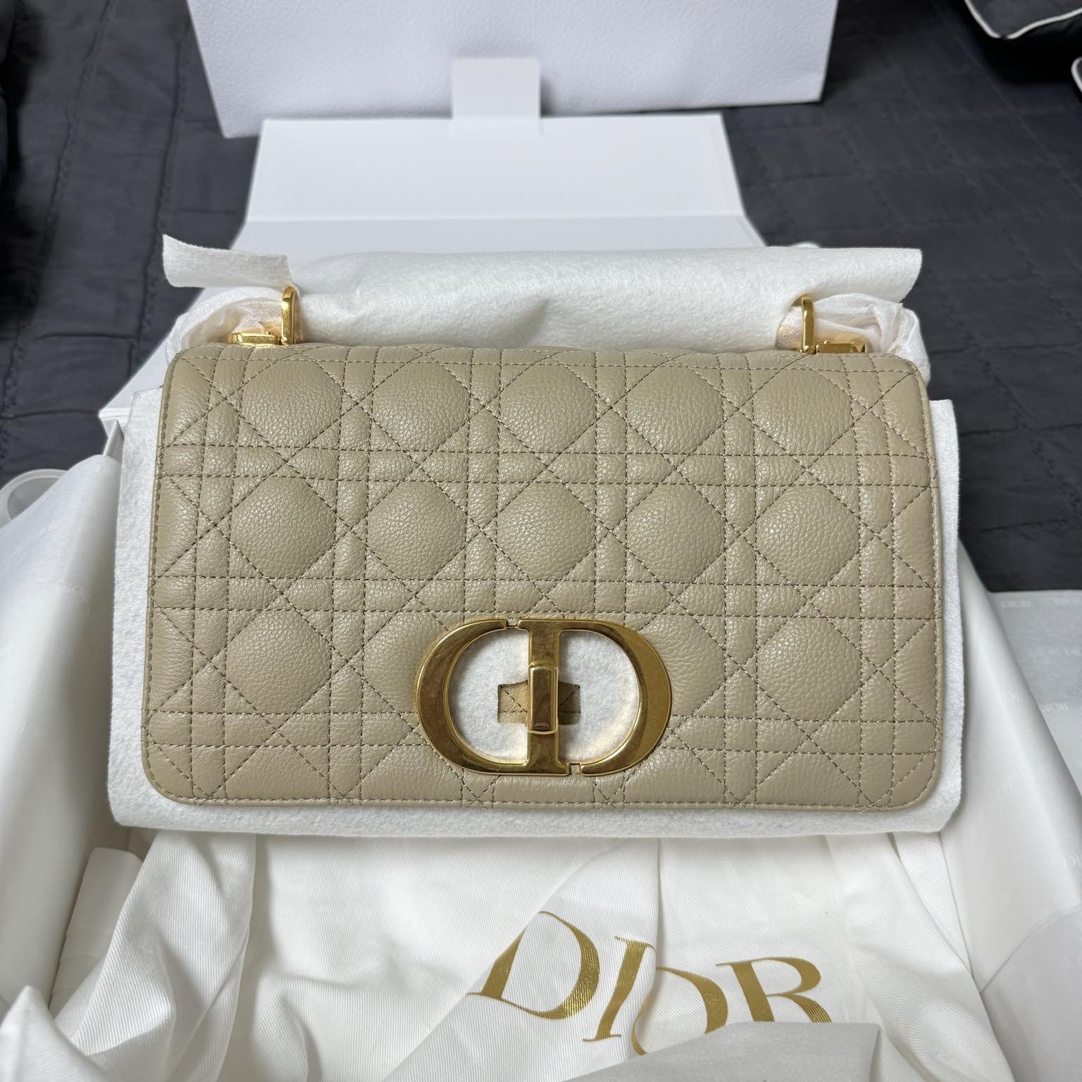 Dior Small Caro Bag Pastel Yellow Pearlescent 착용 스타일