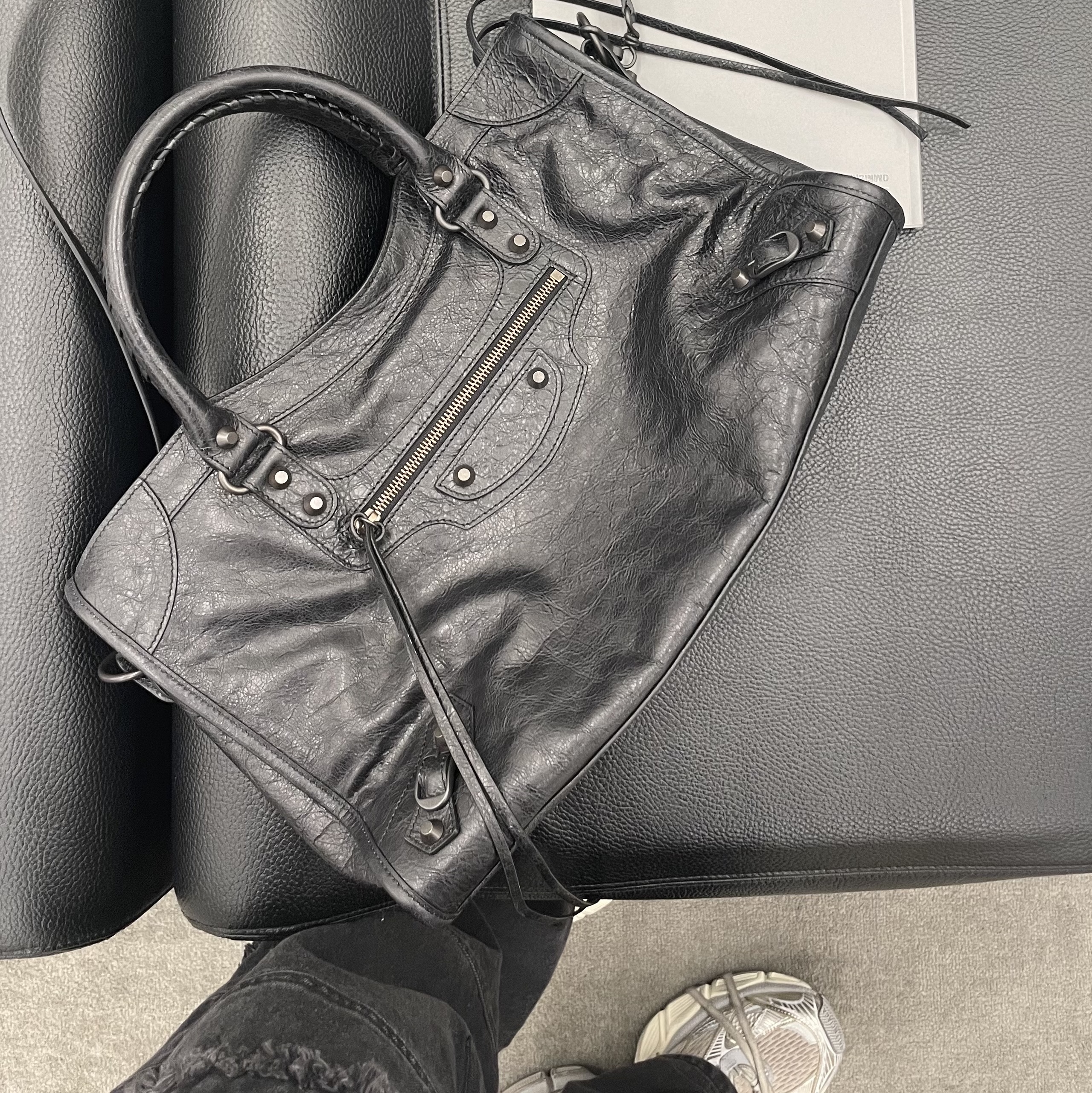 Balenciaga Le City Medium Bag Black, Dior Wallet Black Dior Oblique Jacquard 착용 스타일 - 2